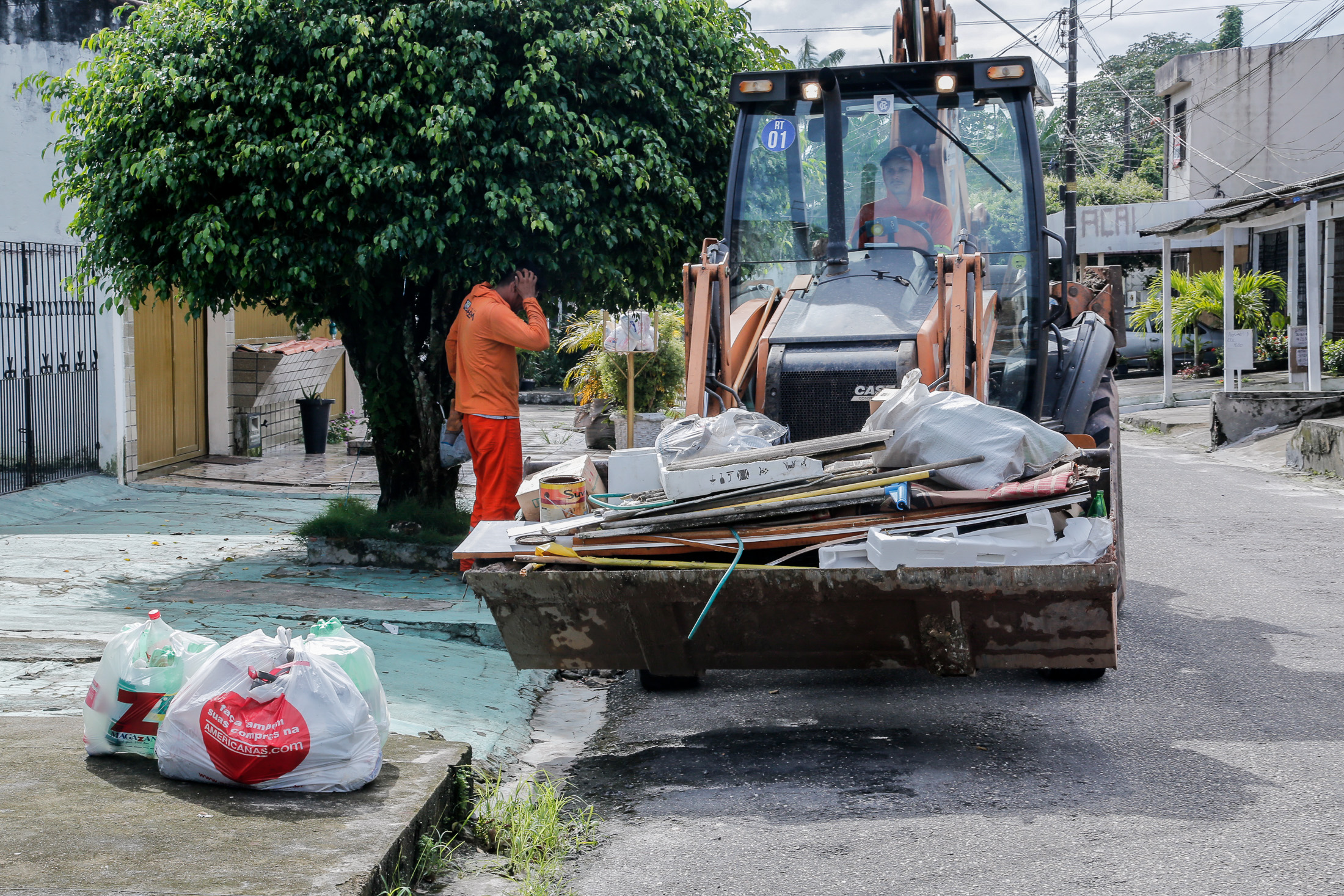 Coleta programada de entulho combate pontos críticos de descarte de lixo