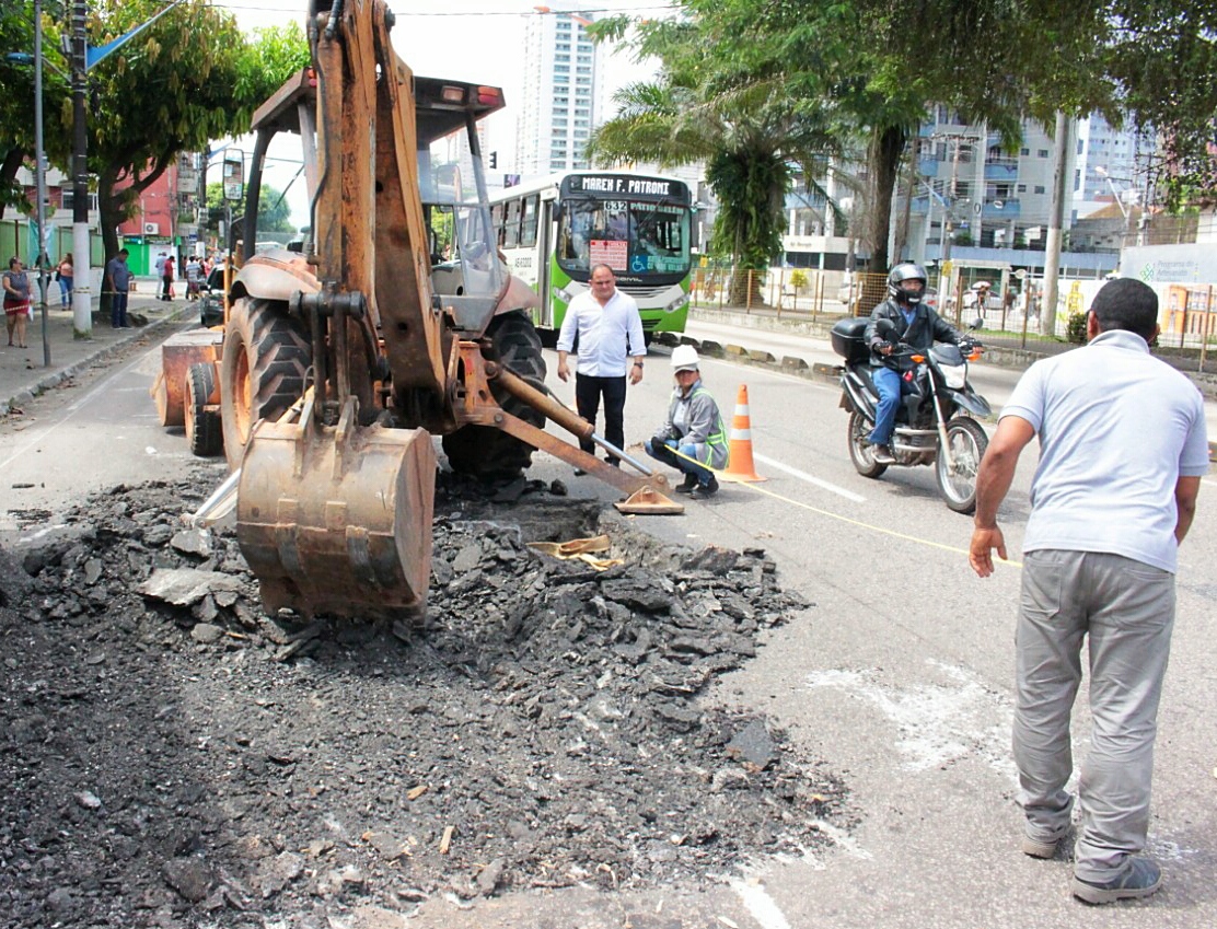 Prefeitura faz serviço de recuperação asfáltica na avenida Almirante Barroso