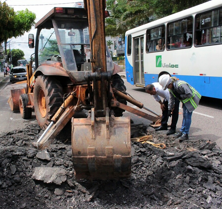 Prefeitura faz serviço de recuperação asfáltica na avenida Almirante Barroso