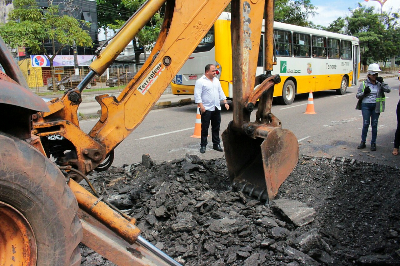 Prefeitura faz serviço de recuperação asfáltica na avenida Almirante Barroso