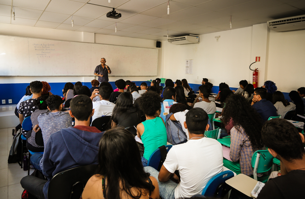 Dia do Vestibulando é lembrado com maratona de preparação ao Enem
