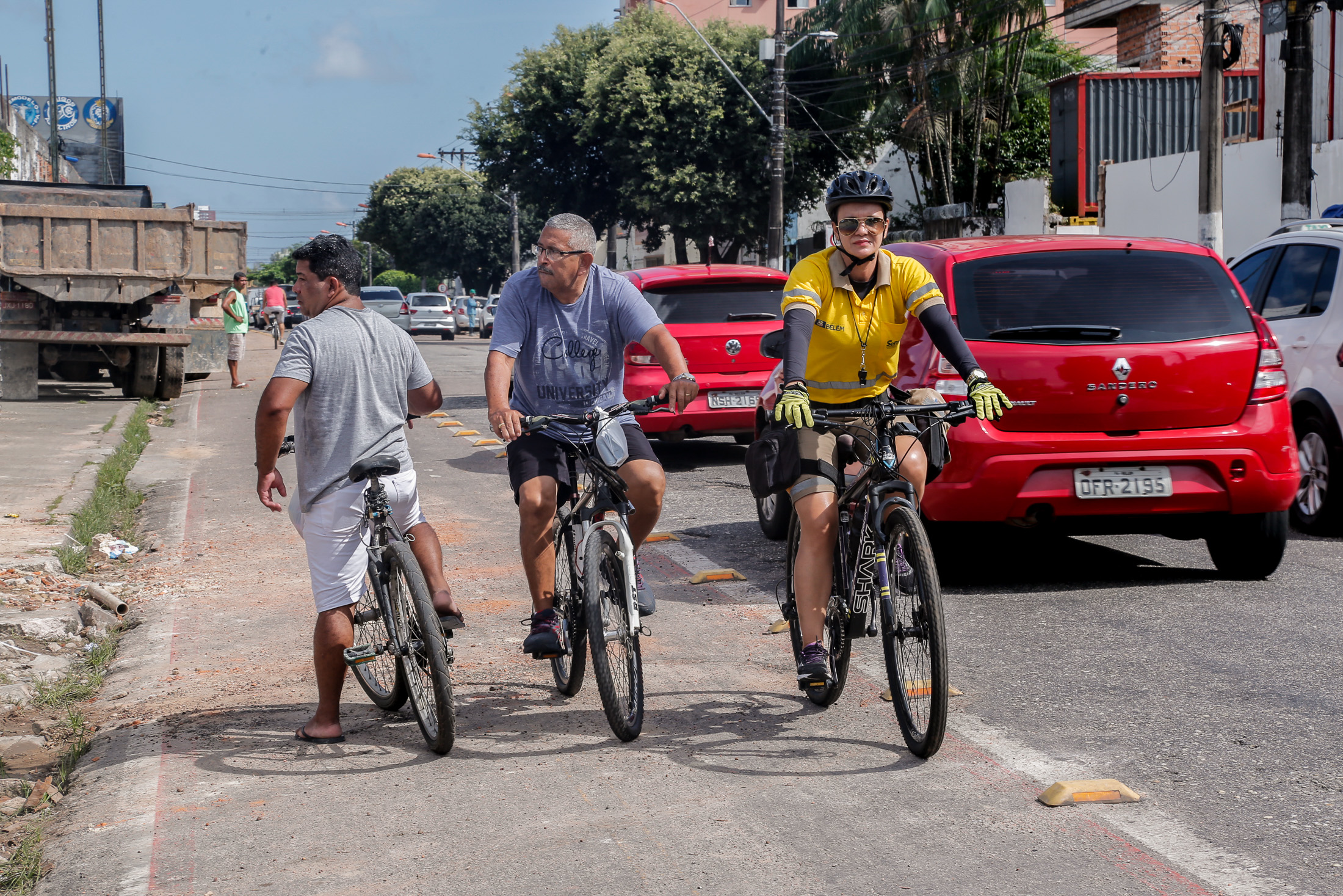 Ação educativa da SeMOB aborda ciclistas na travessa Antônio Baena