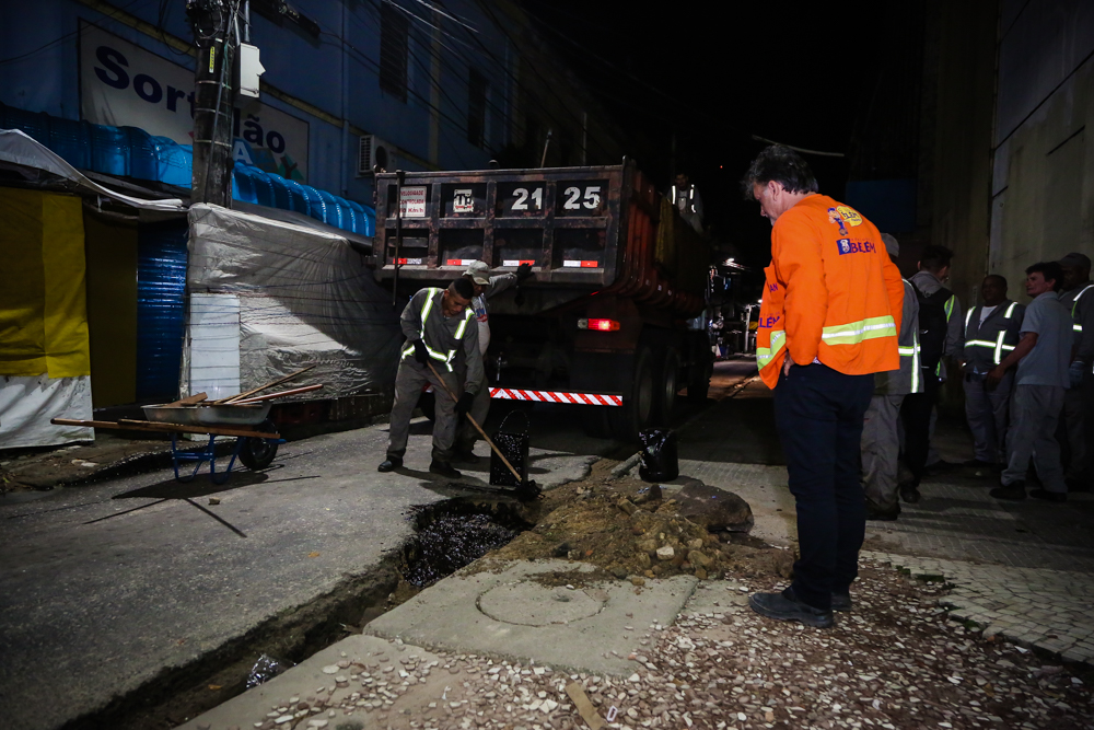 Ação "tapa-buraco" noturna beneficia ruas centrais da cidade