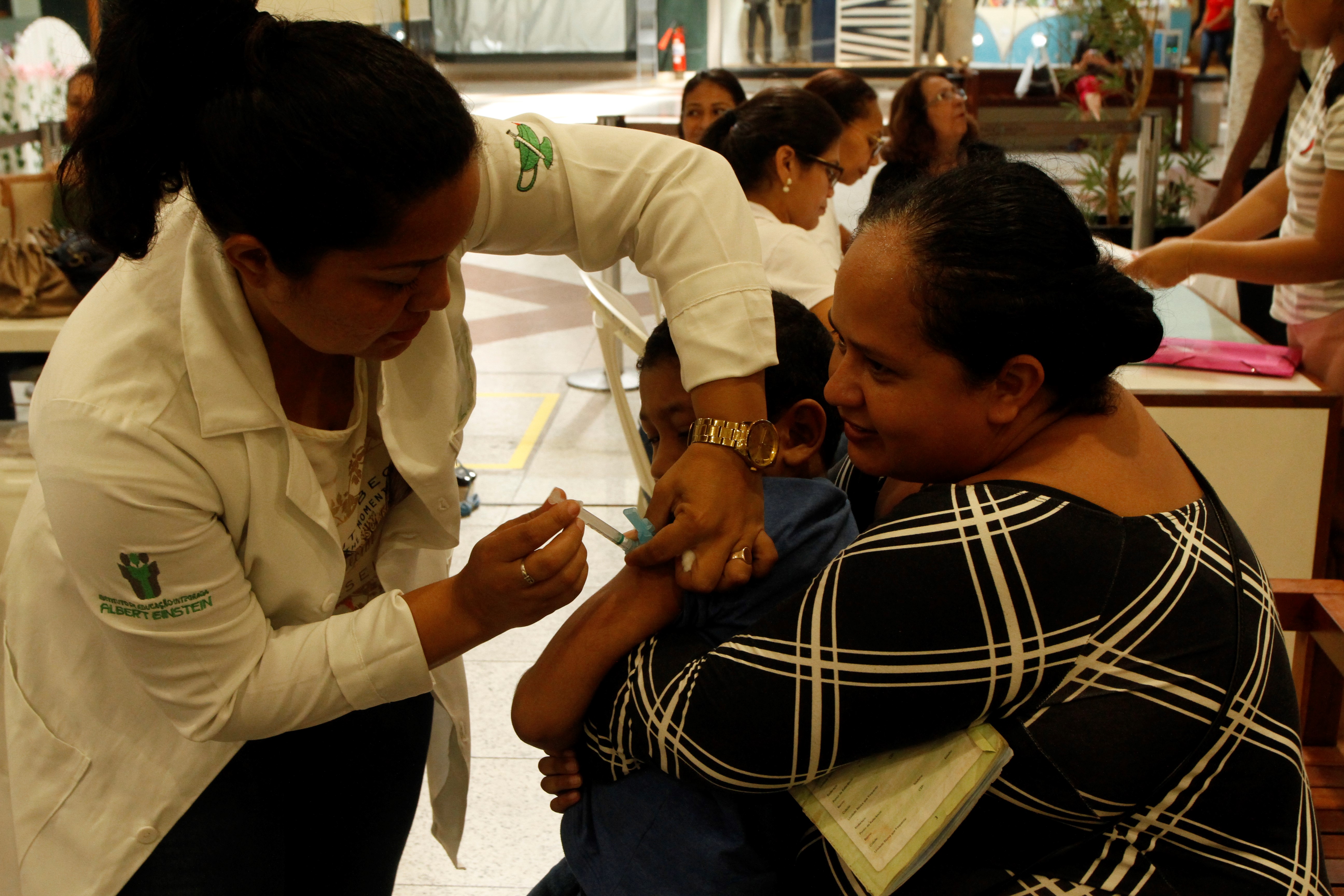Sesma leva postos de vacinação aos shoppings da capital