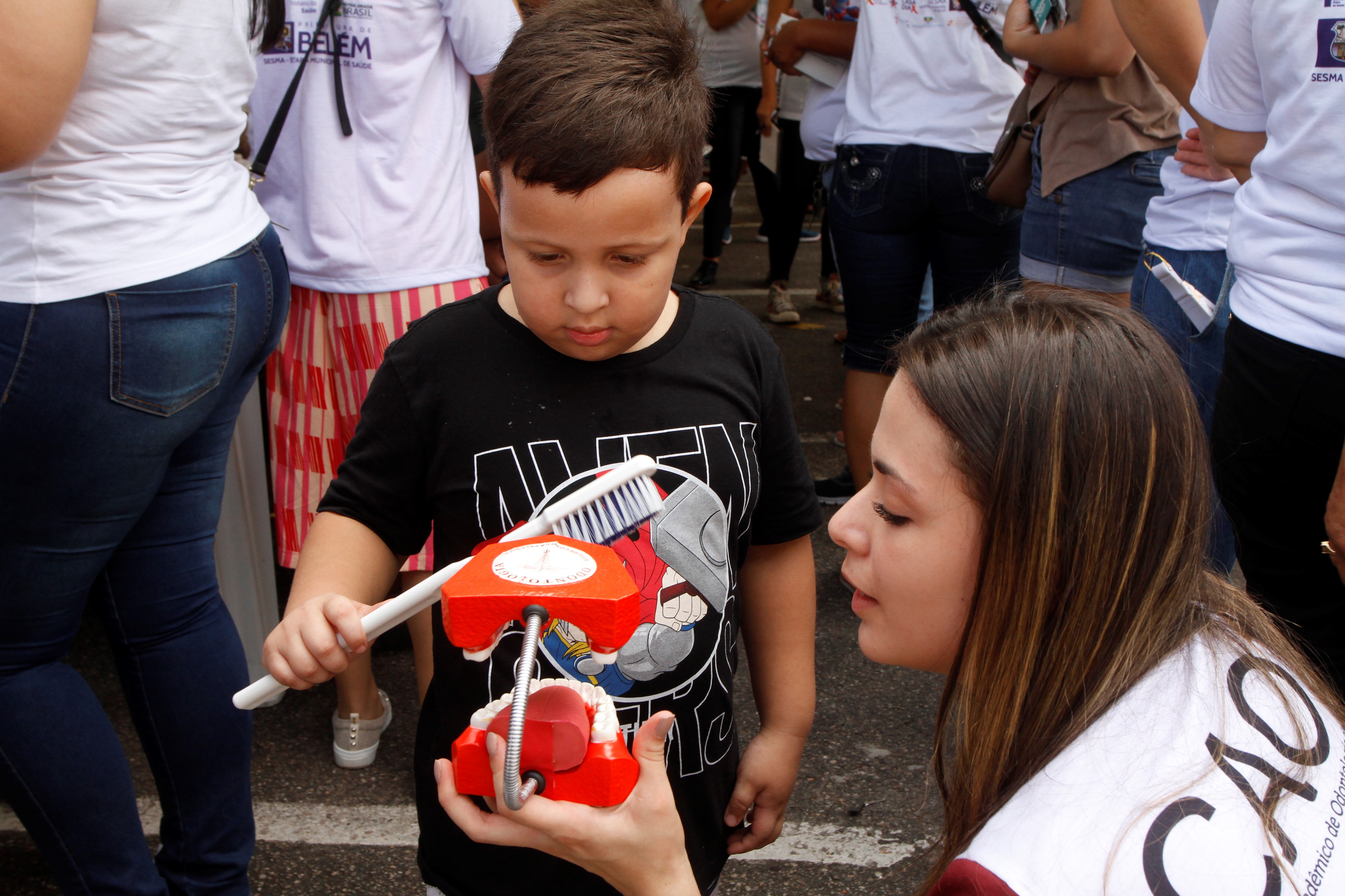 Sesma alerta sobre uso incorreto de medicamentos e leva serviços à praça