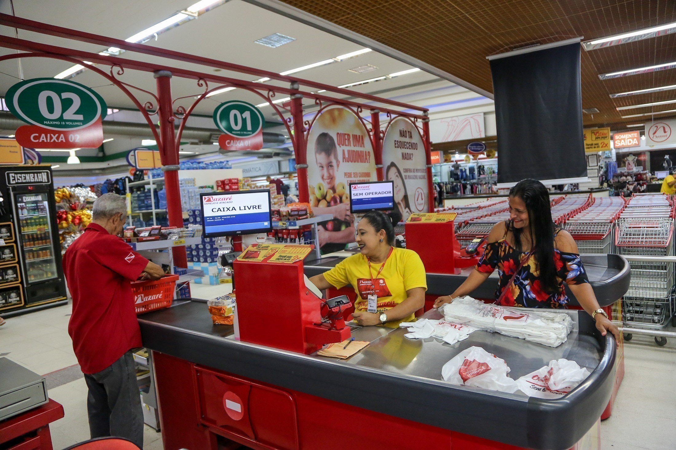 Alunos de oficina de operador de caixa visitam supermercado e conhecem atividade