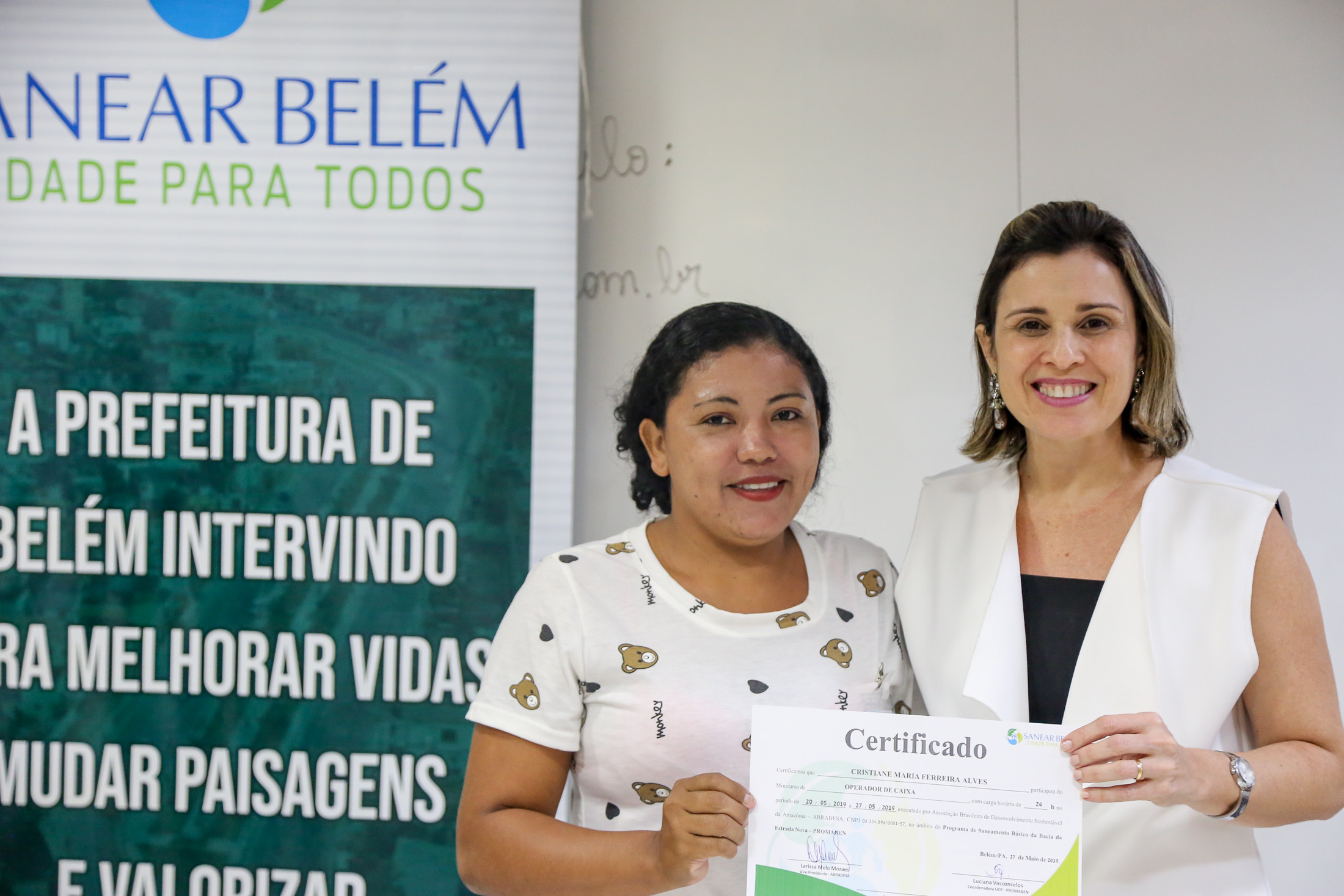 Alunos de oficina de operador de caixa visitam supermercado e conhecem atividade