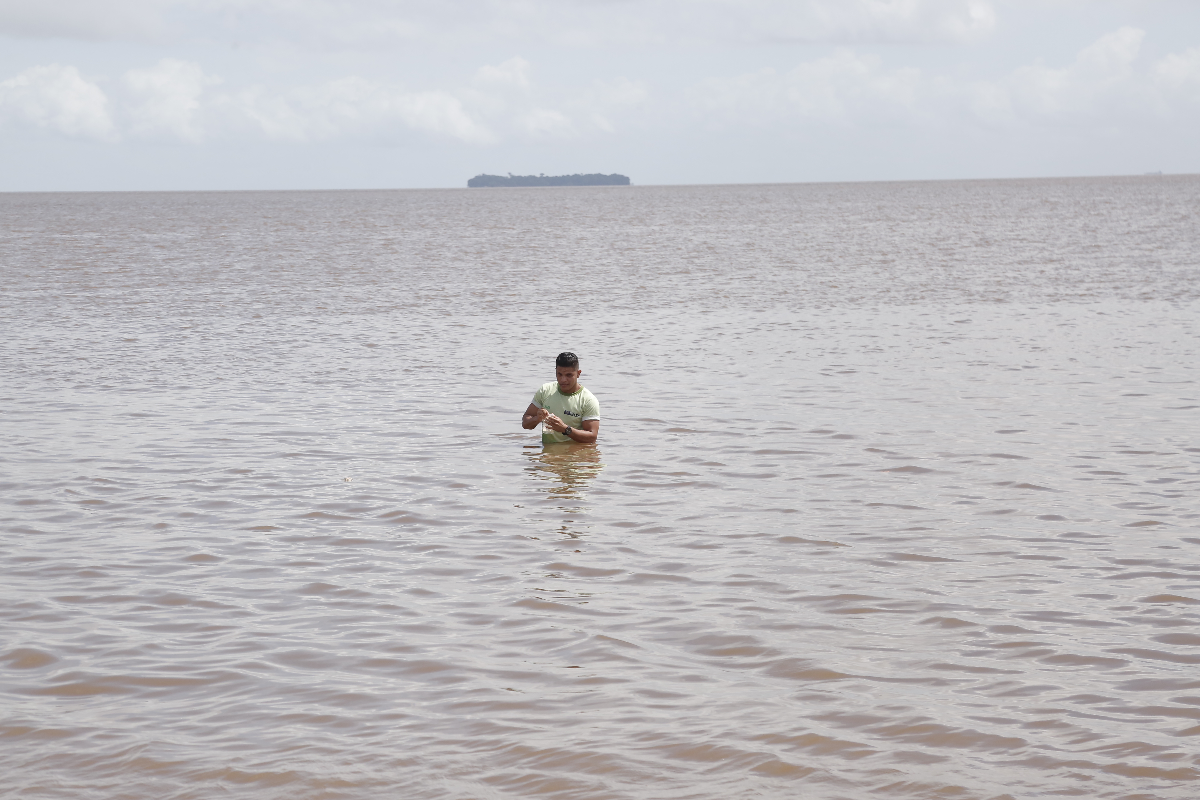 Prefeitura de Belém coleta amostras de água para testagem em balneários da capital