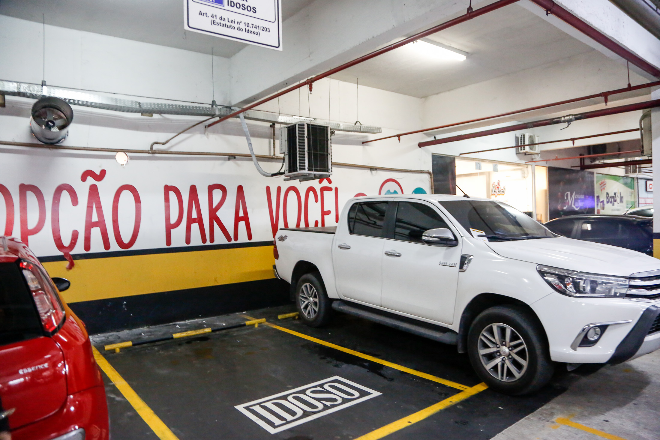 Ação educativa alerta para uso indevido de vagas de estacionamento em estabelecimentos privados