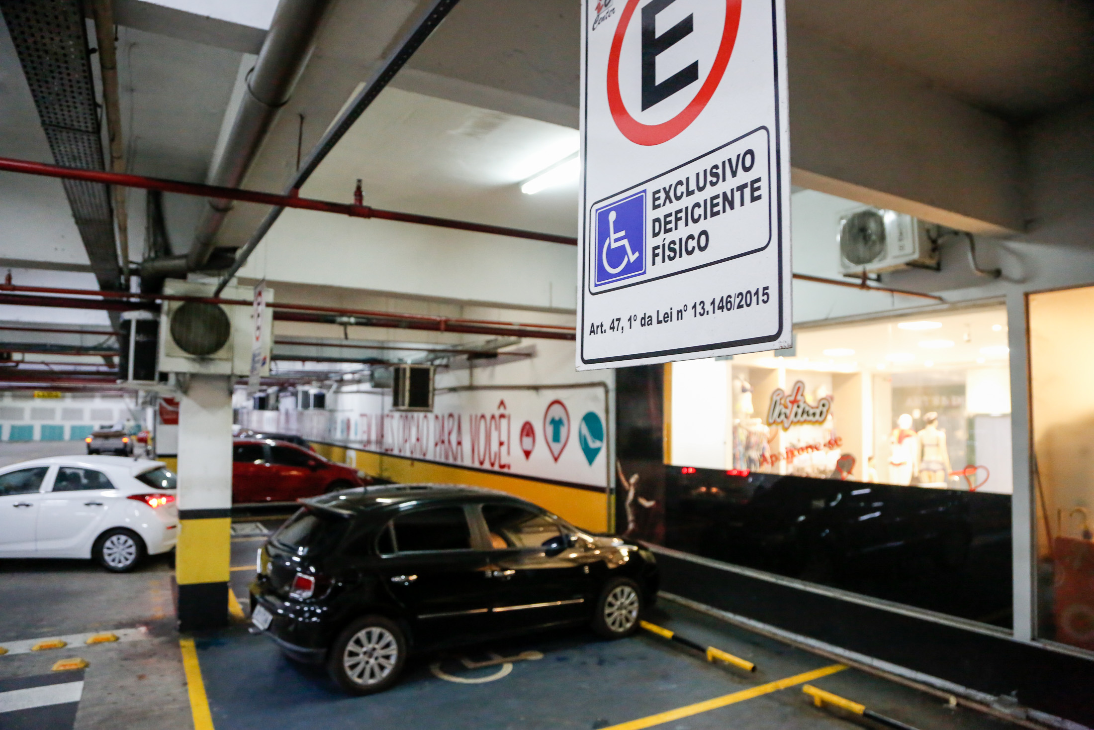 Ação educativa alerta para uso indevido de vagas de estacionamento em estabelecimentos privados