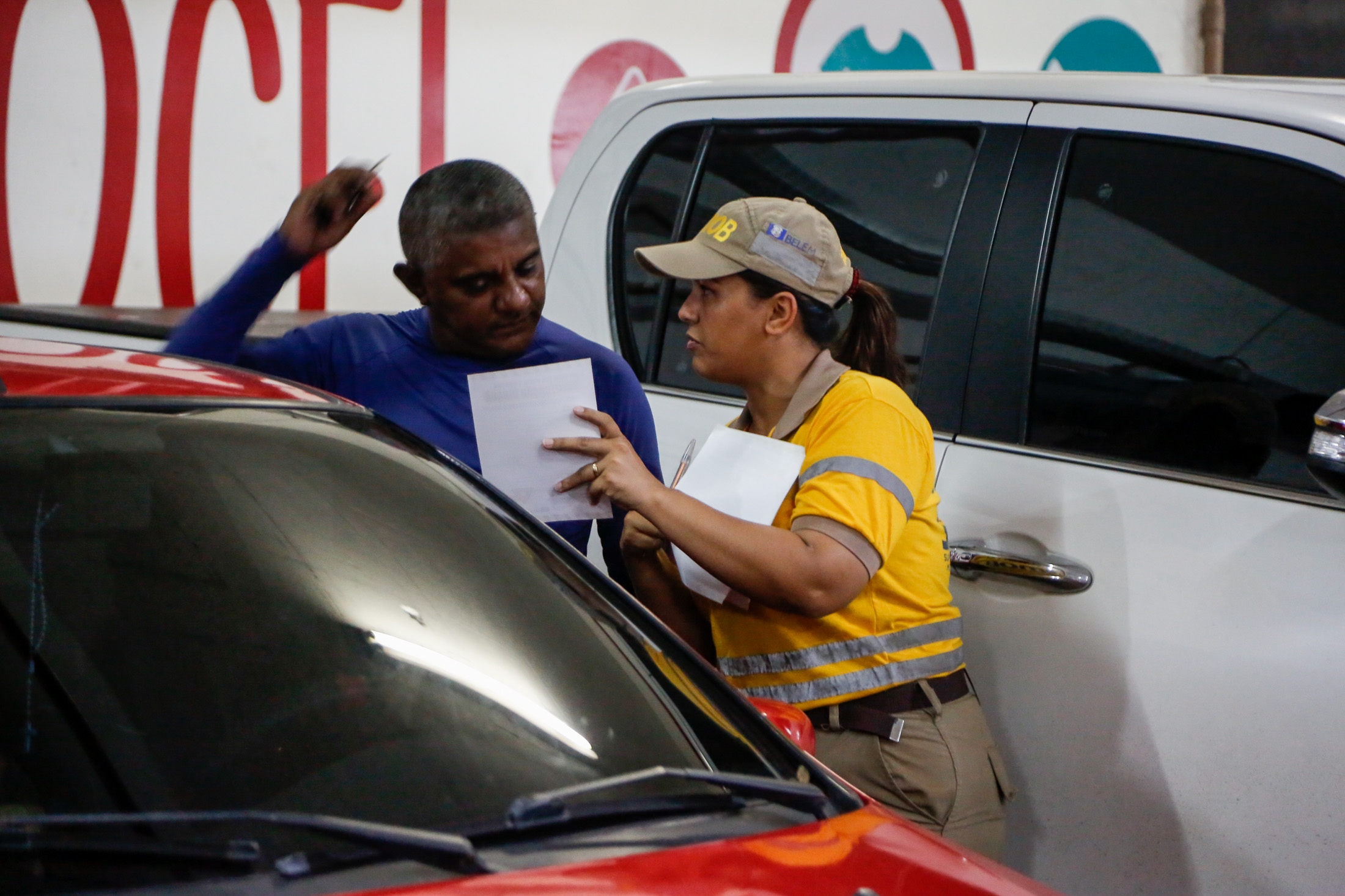 Ação educativa alerta para uso indevido de vagas de estacionamento em estabelecimentos privados