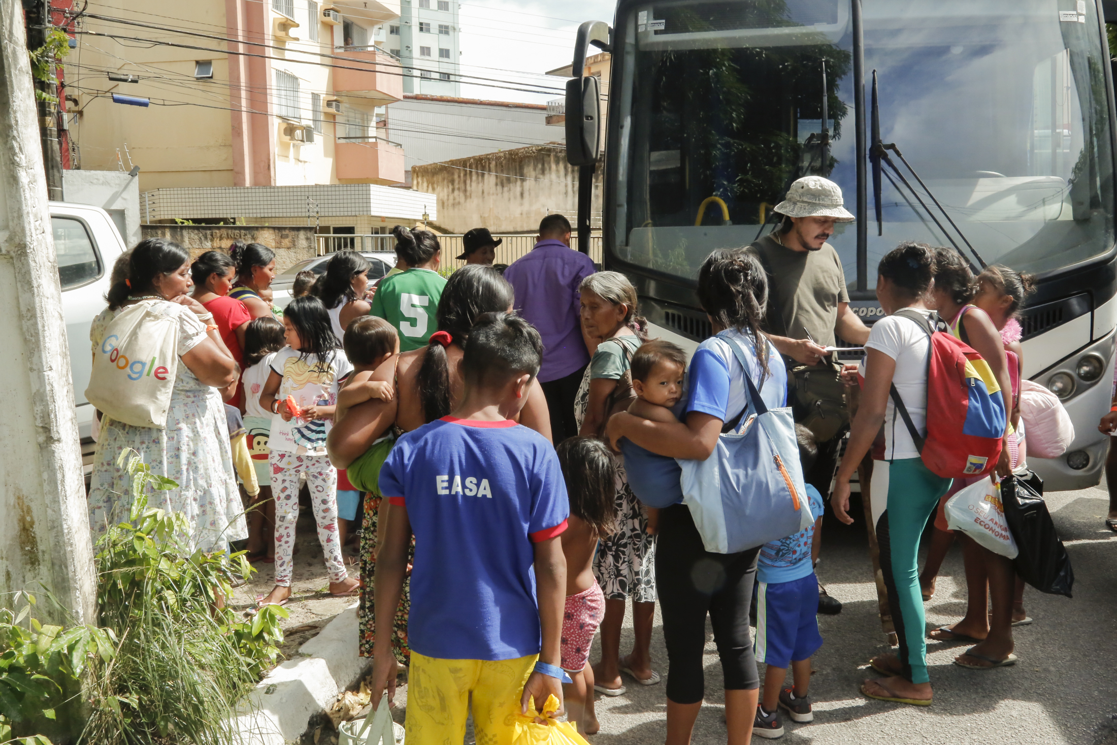 Prefeitura de Belém realoca grupo da etnia Warao que estava na avenida Rômulo Maiorana