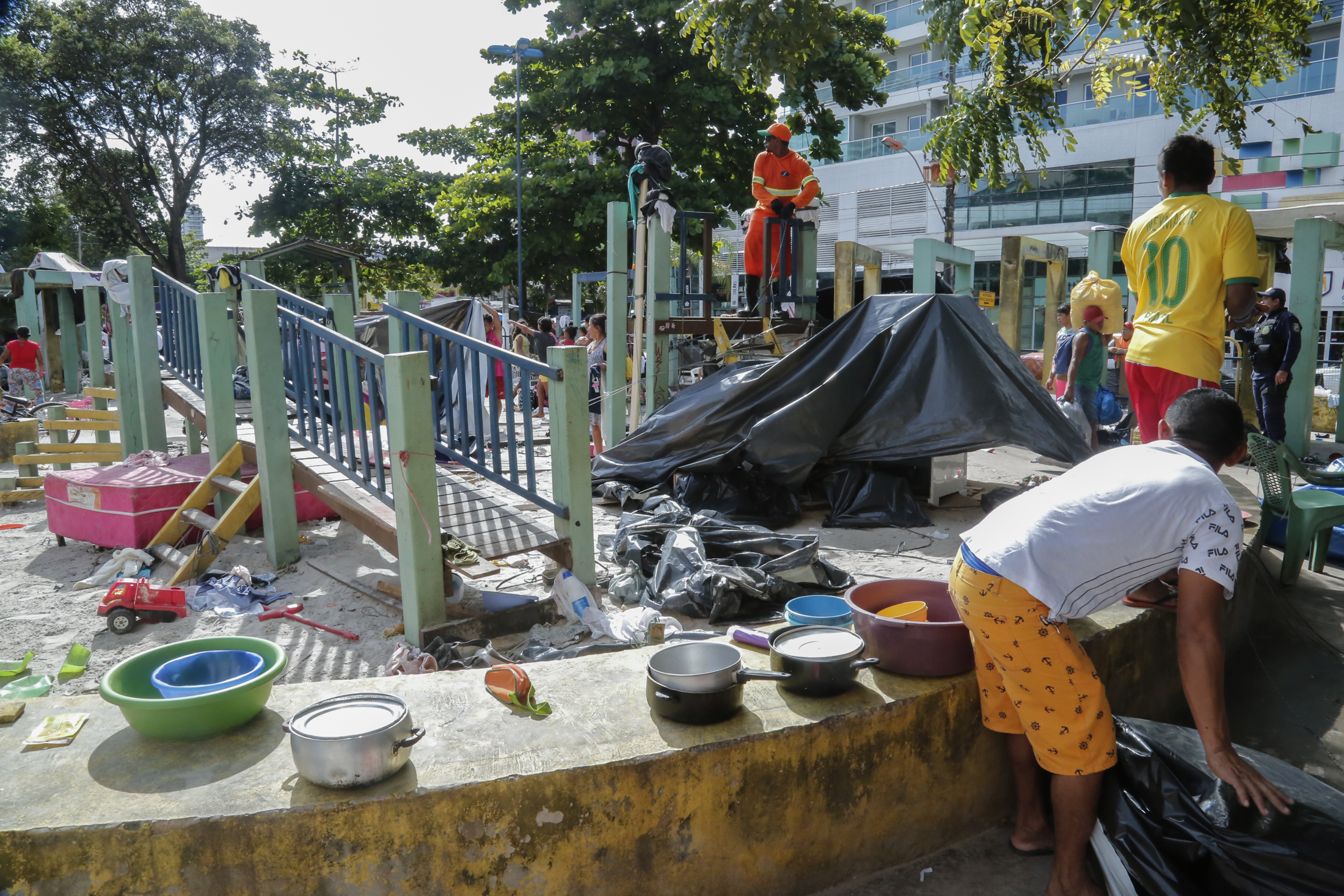 Prefeitura de Belém realoca grupo da etnia Warao que estava na avenida Rômulo Maiorana