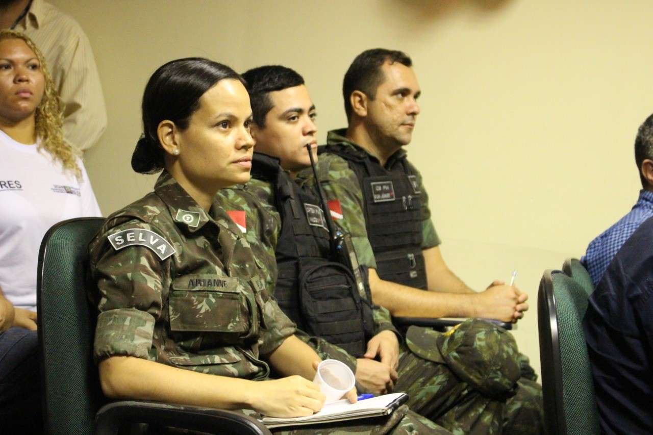 Reunião discute os riscos do perigo aviário causados pelo descarte de lixo 
