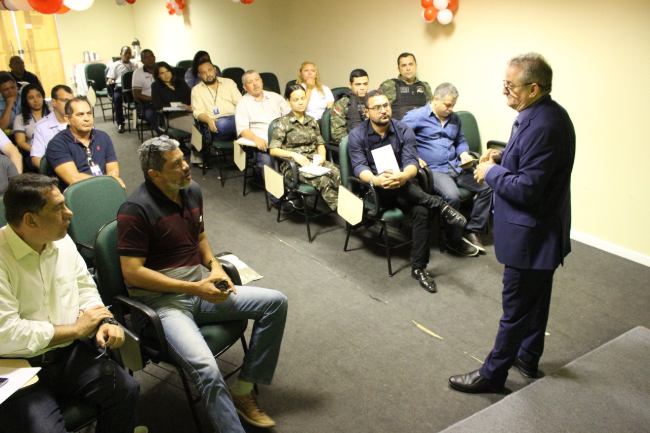 Reunião discute os riscos do perigo aviário causados pelo descarte de lixo 