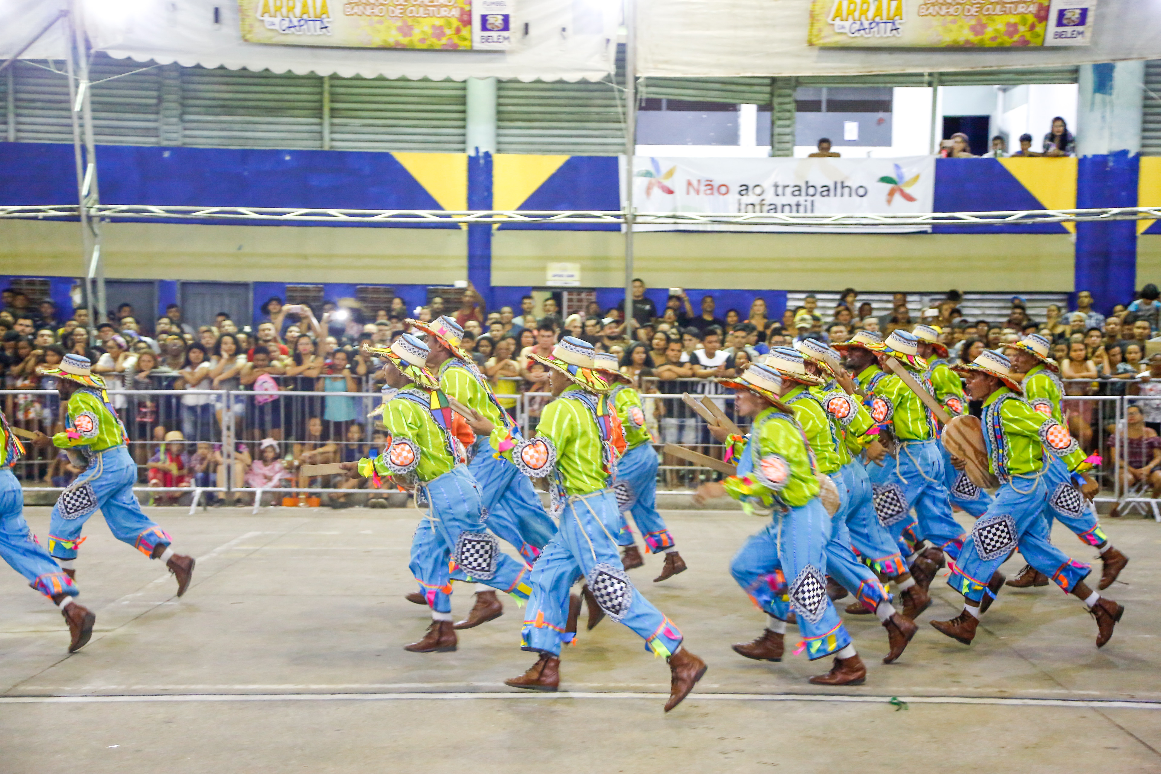 Aldeia Amazônica recebe primeiro dia do concurso de quadrilhas com arquibancadas lotadas