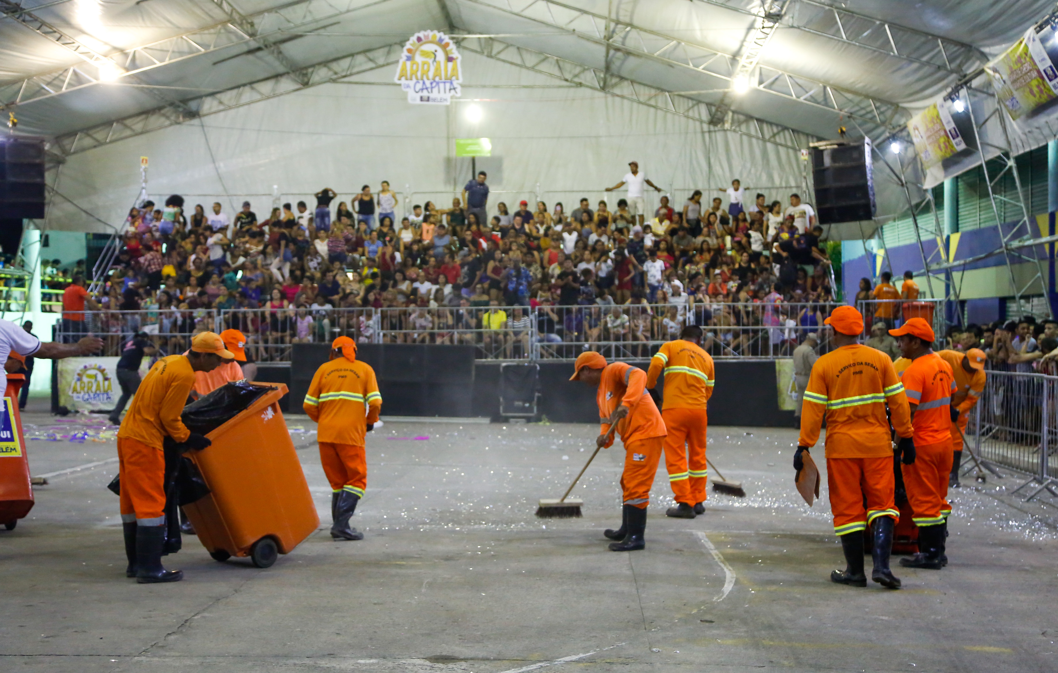 Aldeia Amazônica recebe primeiro dia do concurso de quadrilhas com arquibancadas lotadas
