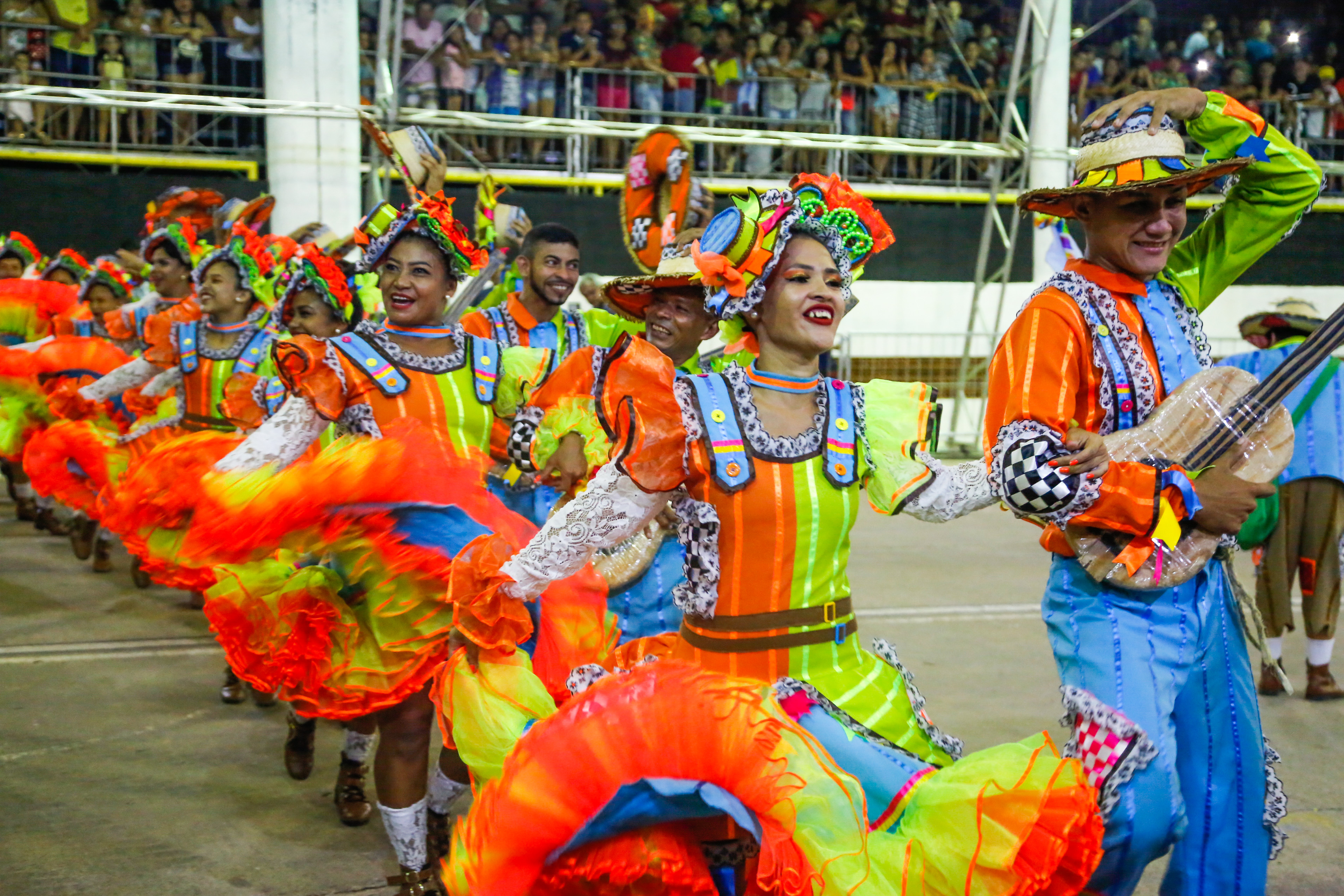 Aldeia Amazônica recebe primeiro dia do concurso de quadrilhas com arquibancadas lotadas
