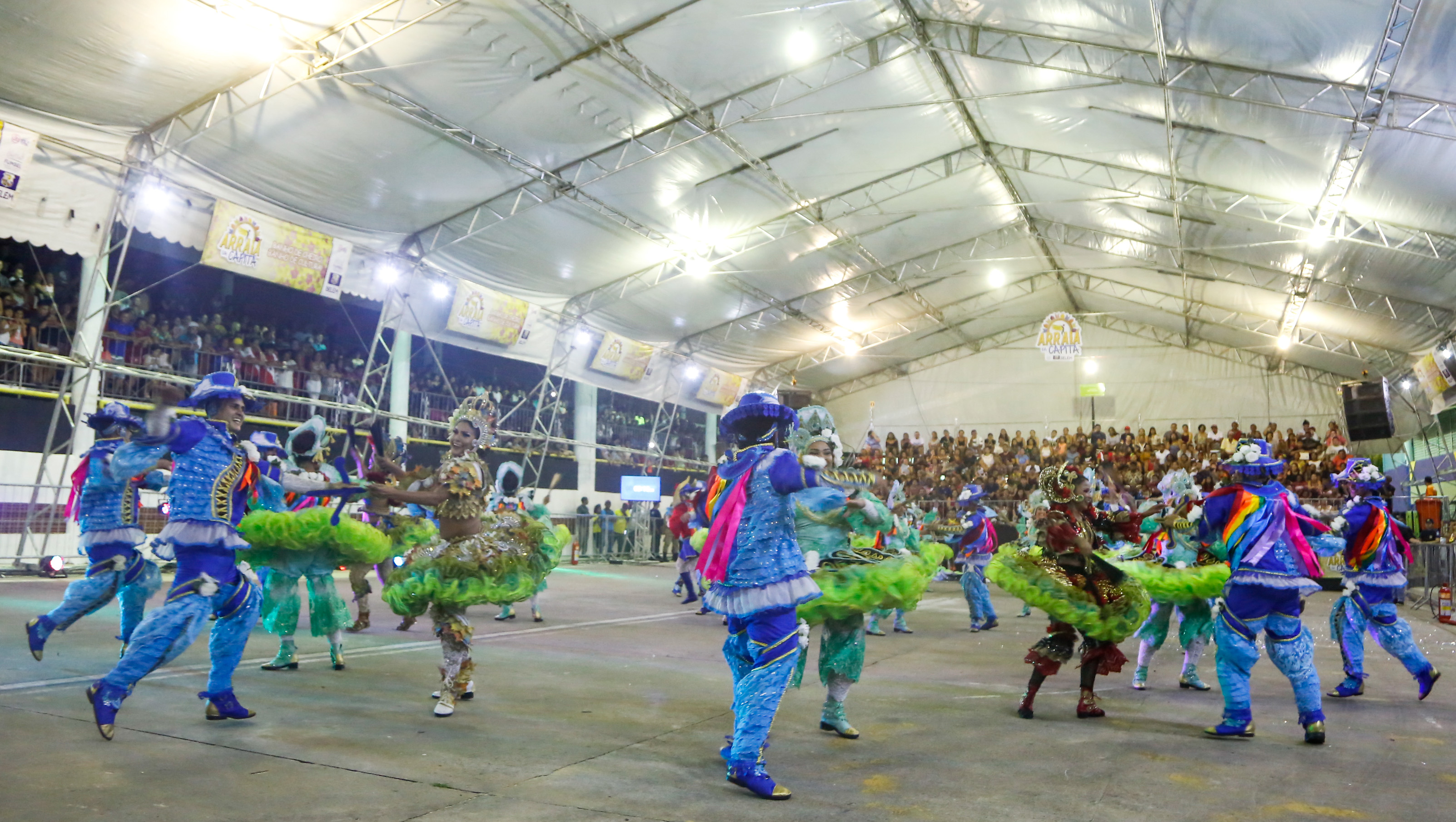 Aldeia Amazônica recebe primeiro dia do concurso de quadrilhas com arquibancadas lotadas