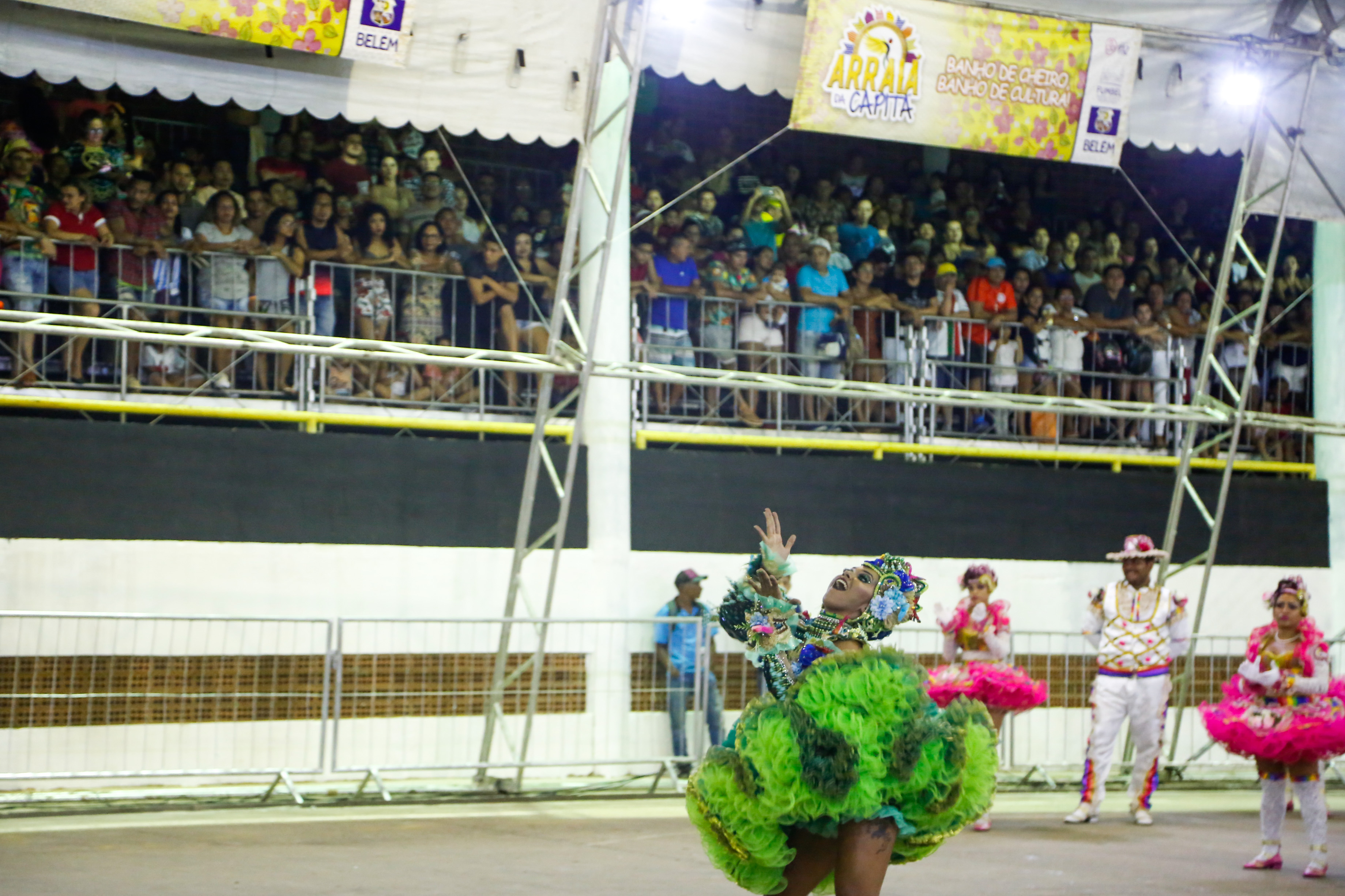 Aldeia Amazônica recebe primeiro dia do concurso de quadrilhas com arquibancadas lotadas