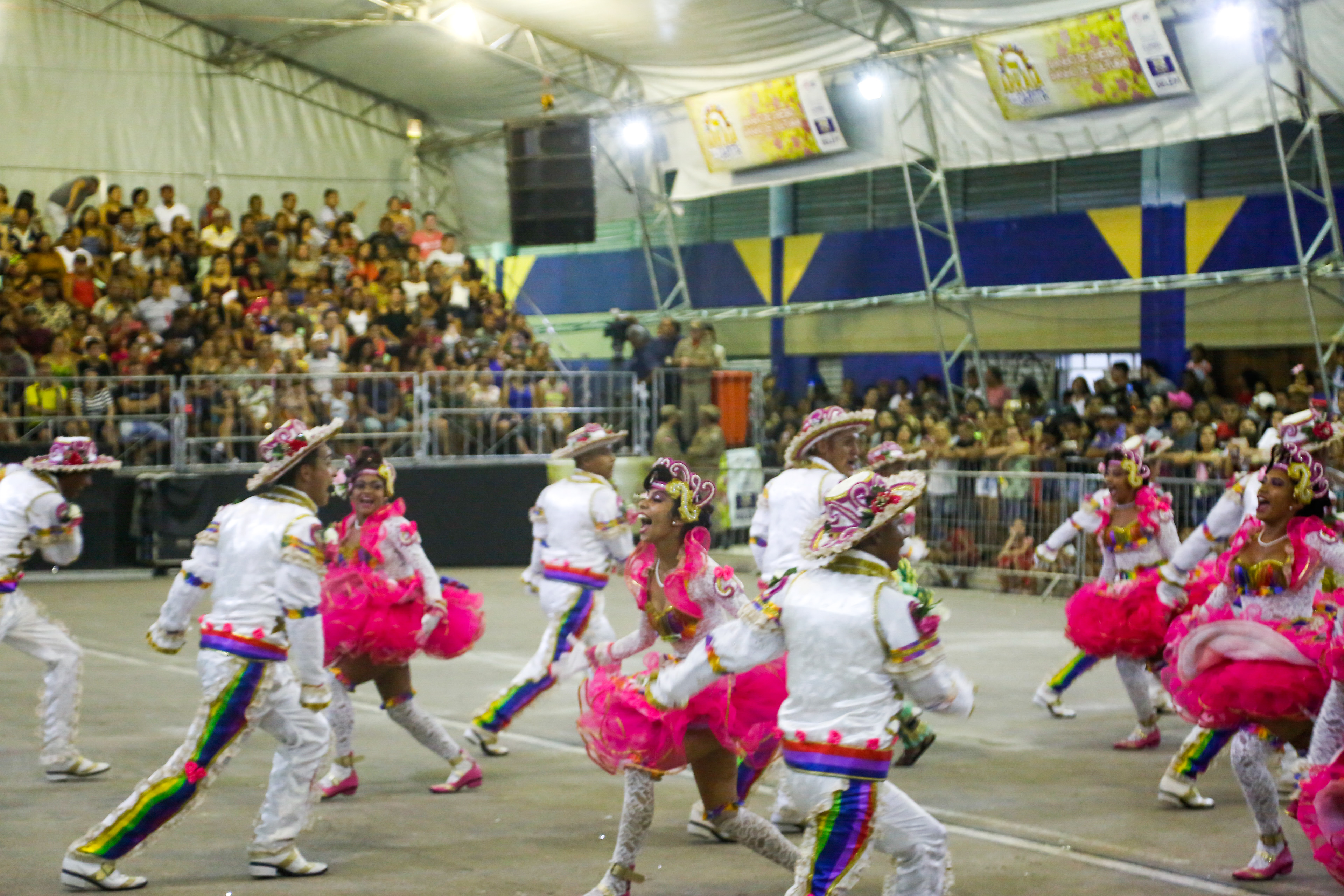 Aldeia Amazônica recebe primeiro dia do concurso de quadrilhas com arquibancadas lotadas