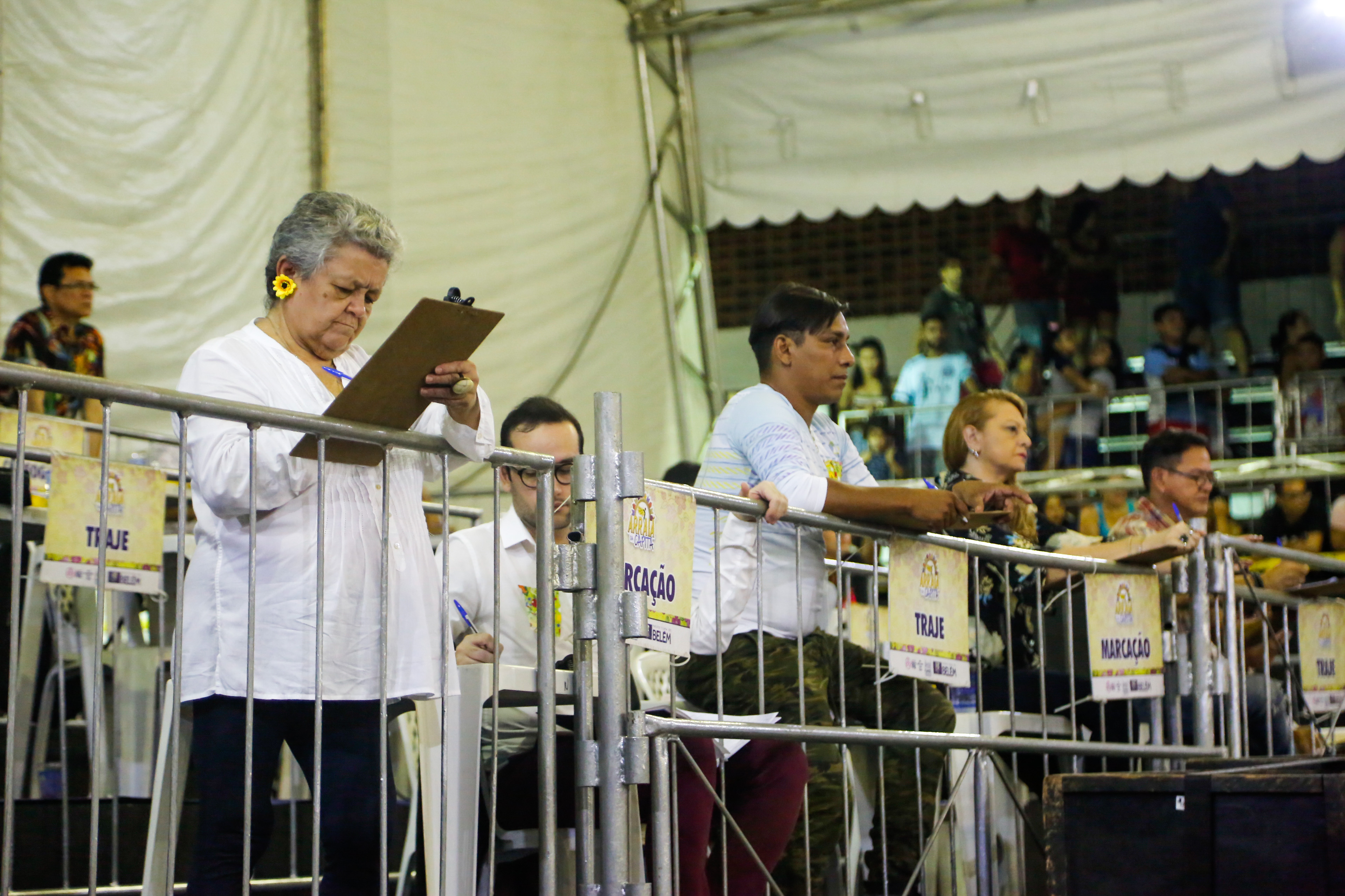 Aldeia Amazônica recebe primeiro dia do concurso de quadrilhas com arquibancadas lotadas