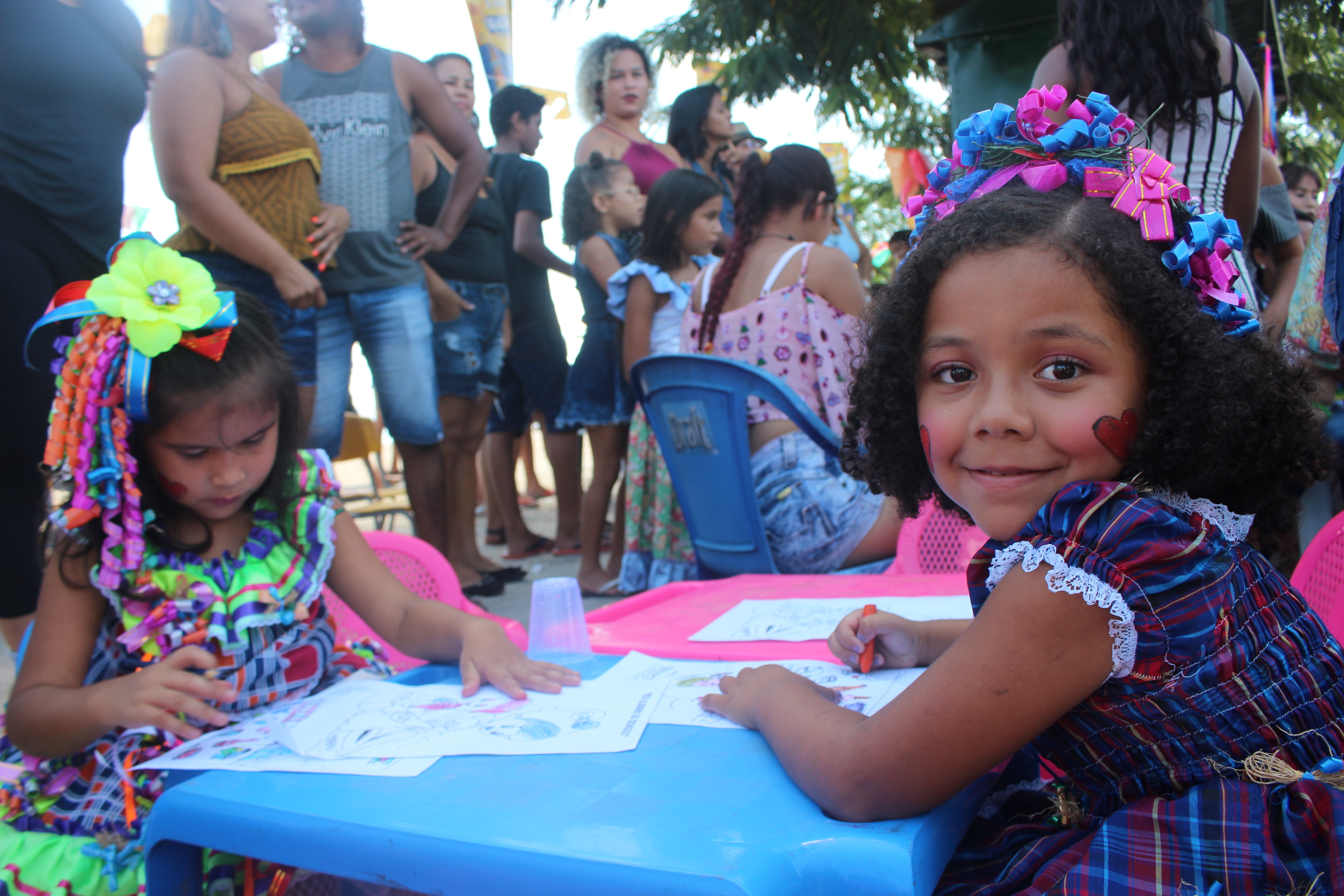 Projeto Biblioteca vai à praia incentiva a leitura em Outeiro