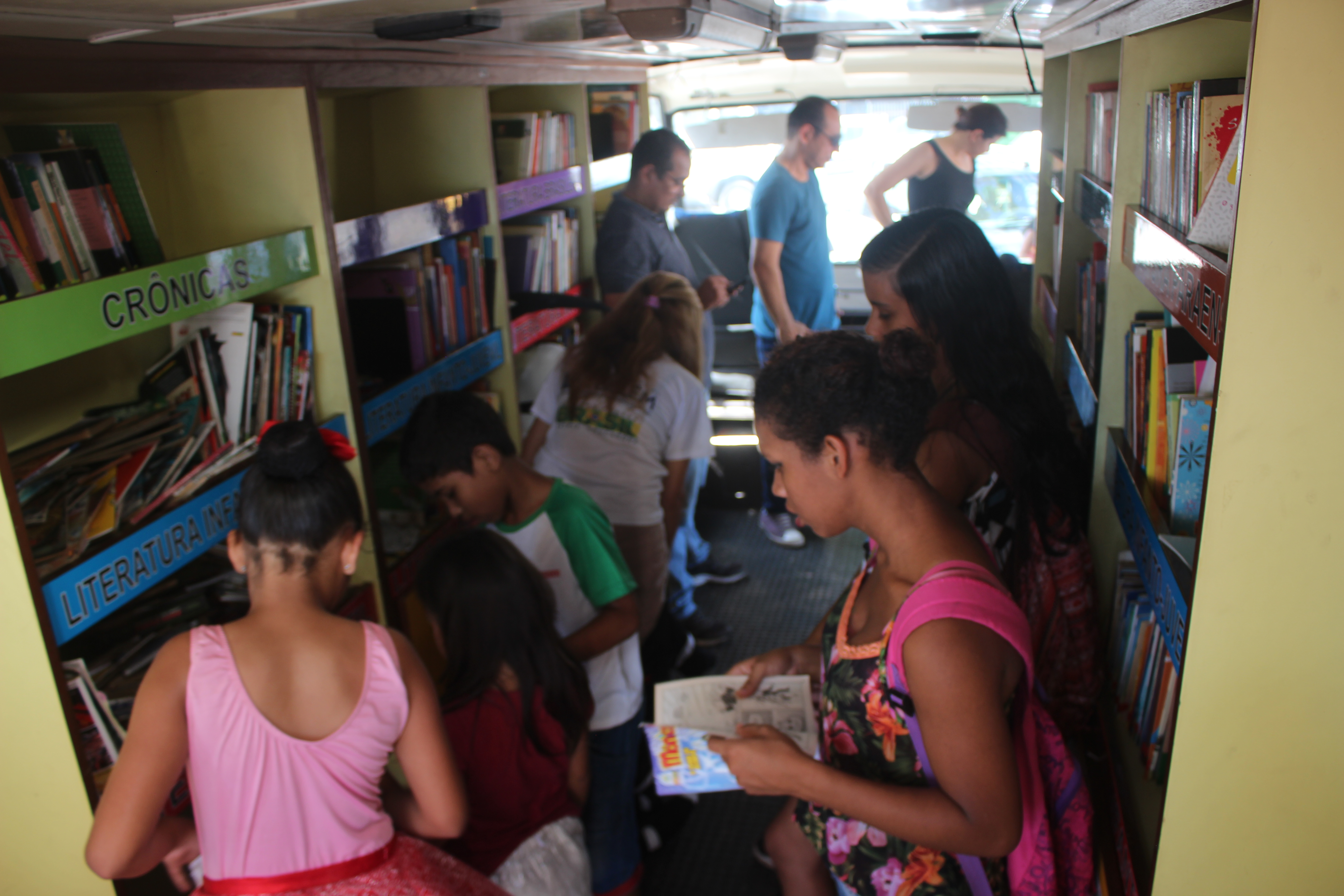Projeto Biblioteca vai à praia incentiva a leitura em Outeiro