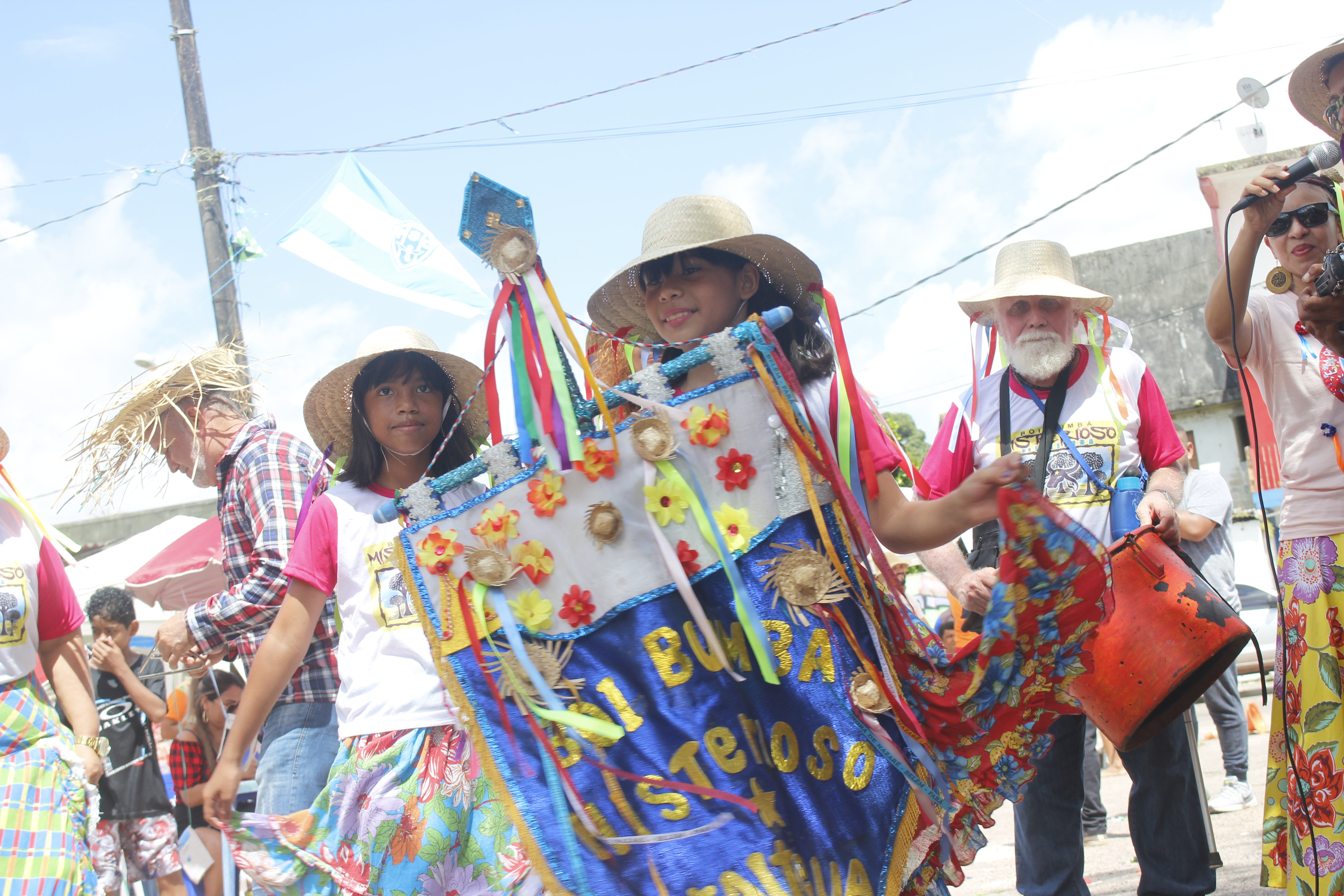 Projeto Biblioteca vai à praia incentiva a leitura em Outeiro