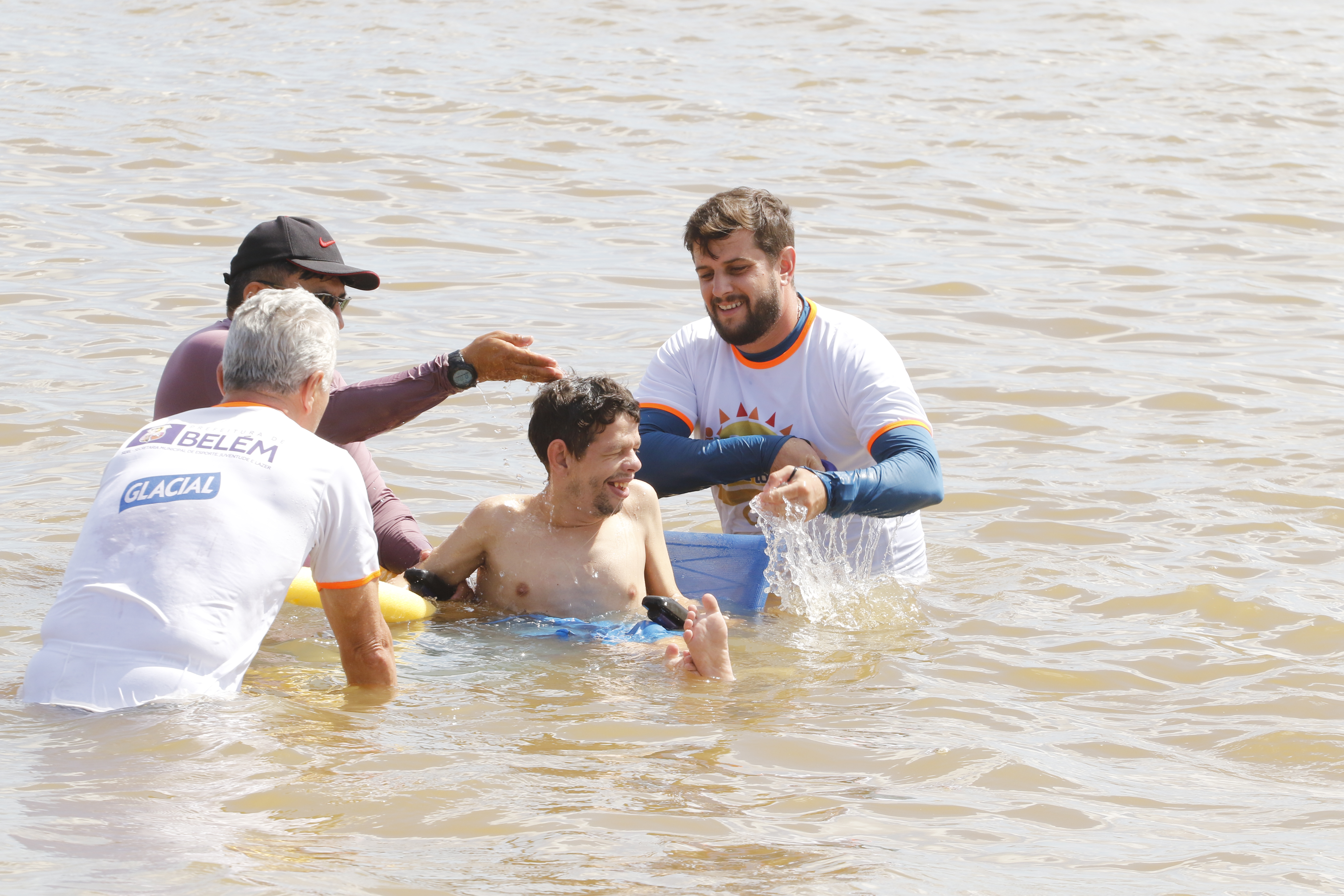Praia Acessível garante banho de rio para pessoas com deficiência e mobilidade reduzida