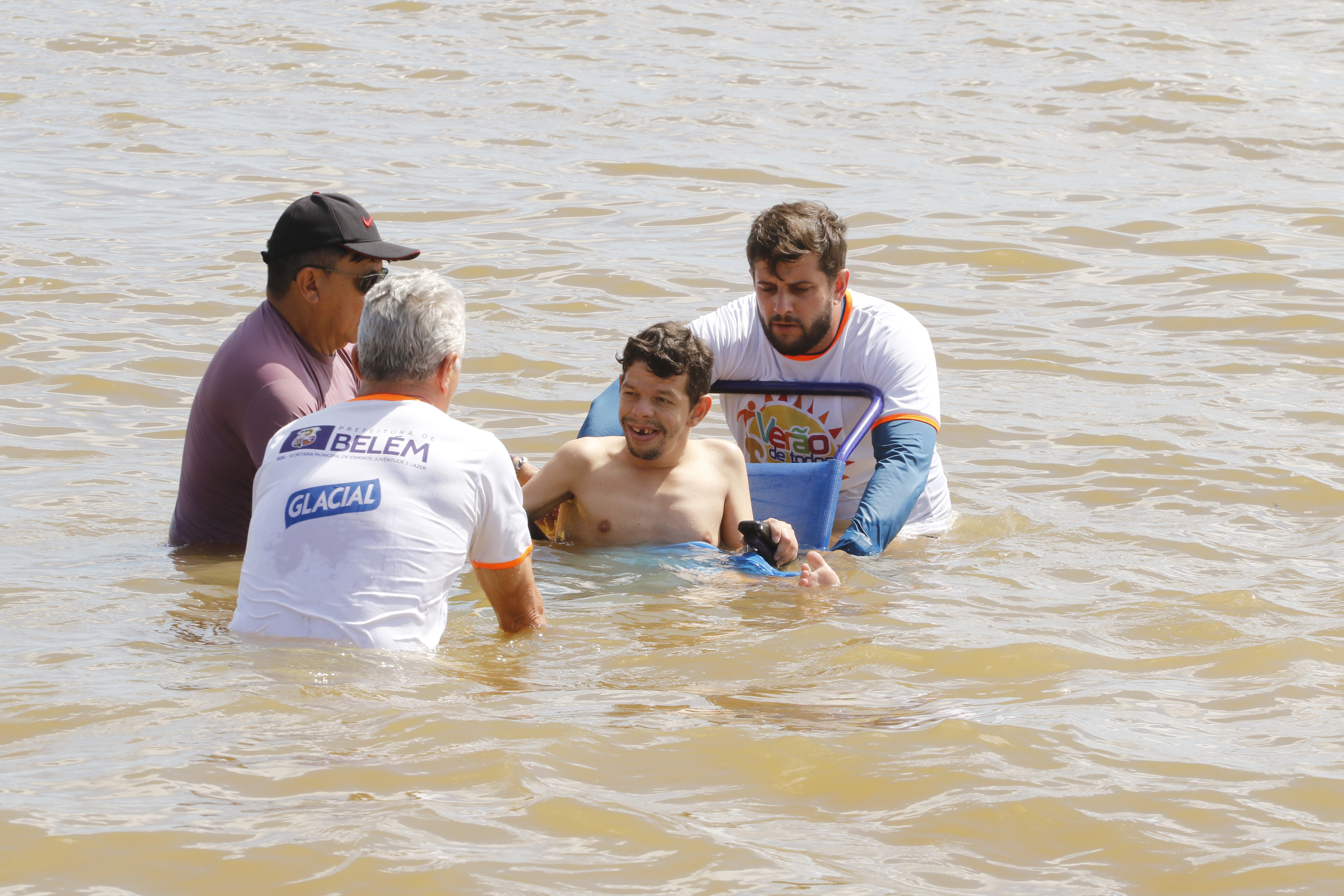 Praia Acessível garante banho de rio para pessoas com deficiência e mobilidade reduzida