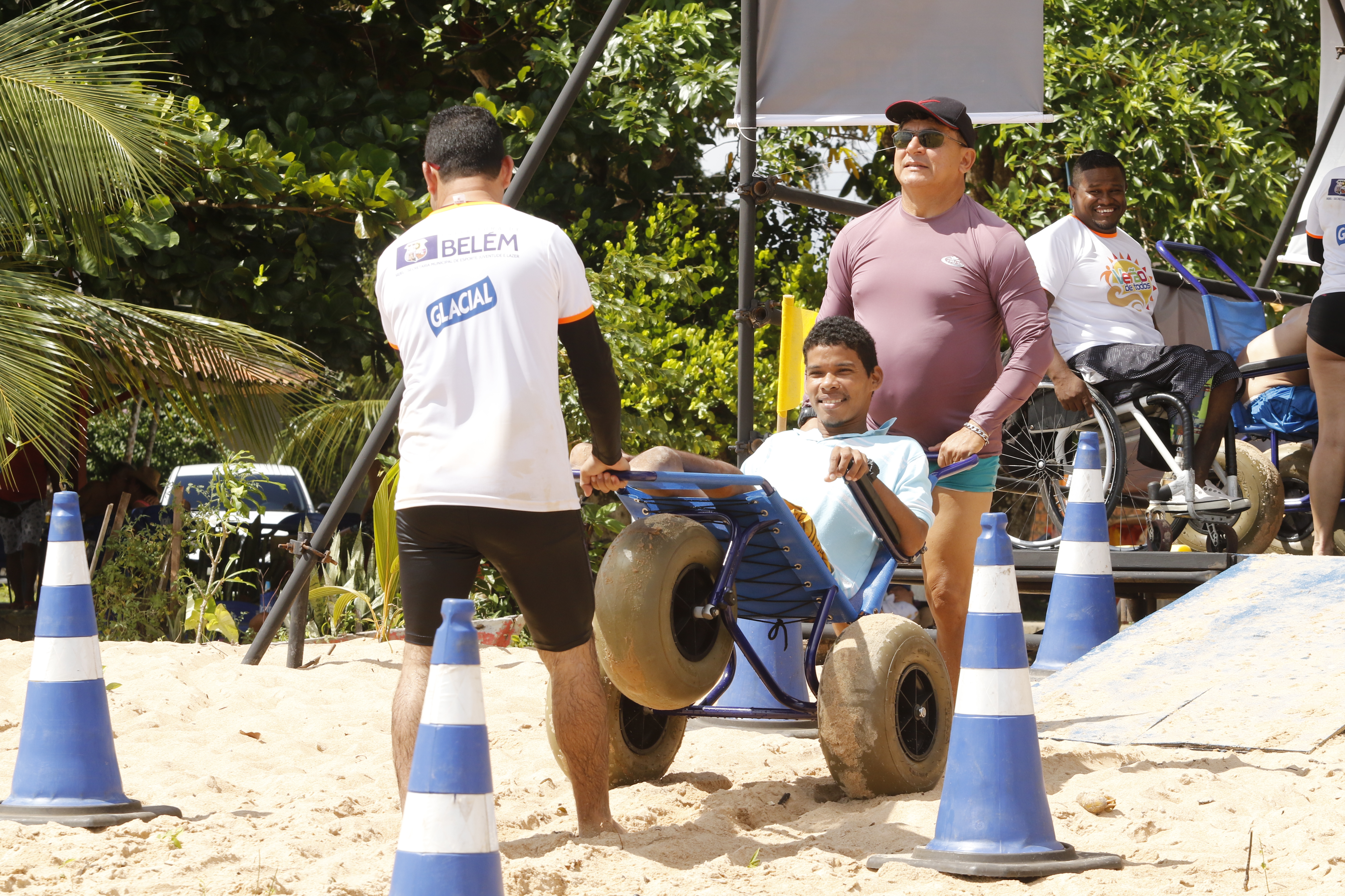 Praia Acessível garante banho de rio para pessoas com deficiência e mobilidade reduzida