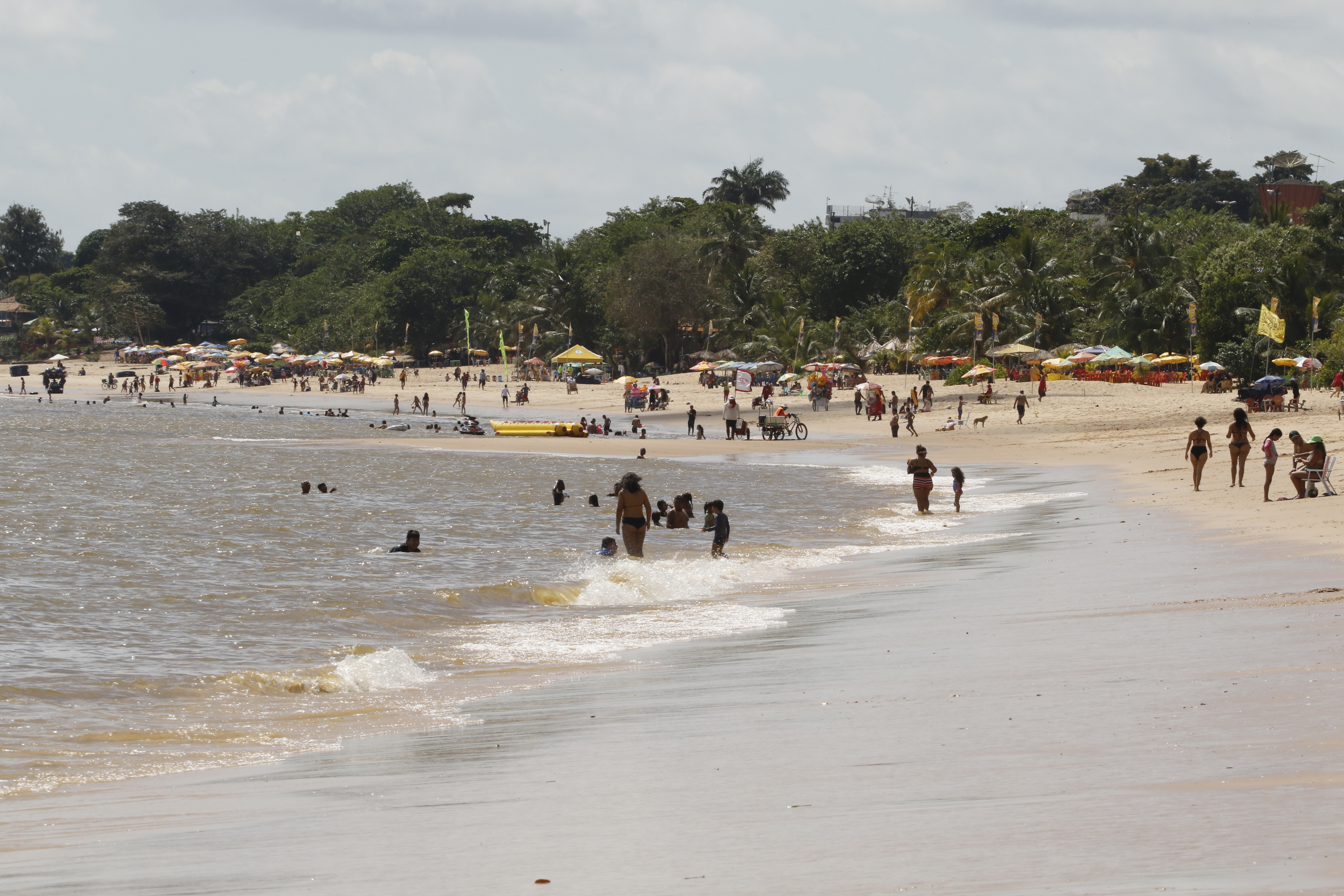 Praia Acessível garante banho de rio para pessoas com deficiência e mobilidade reduzida