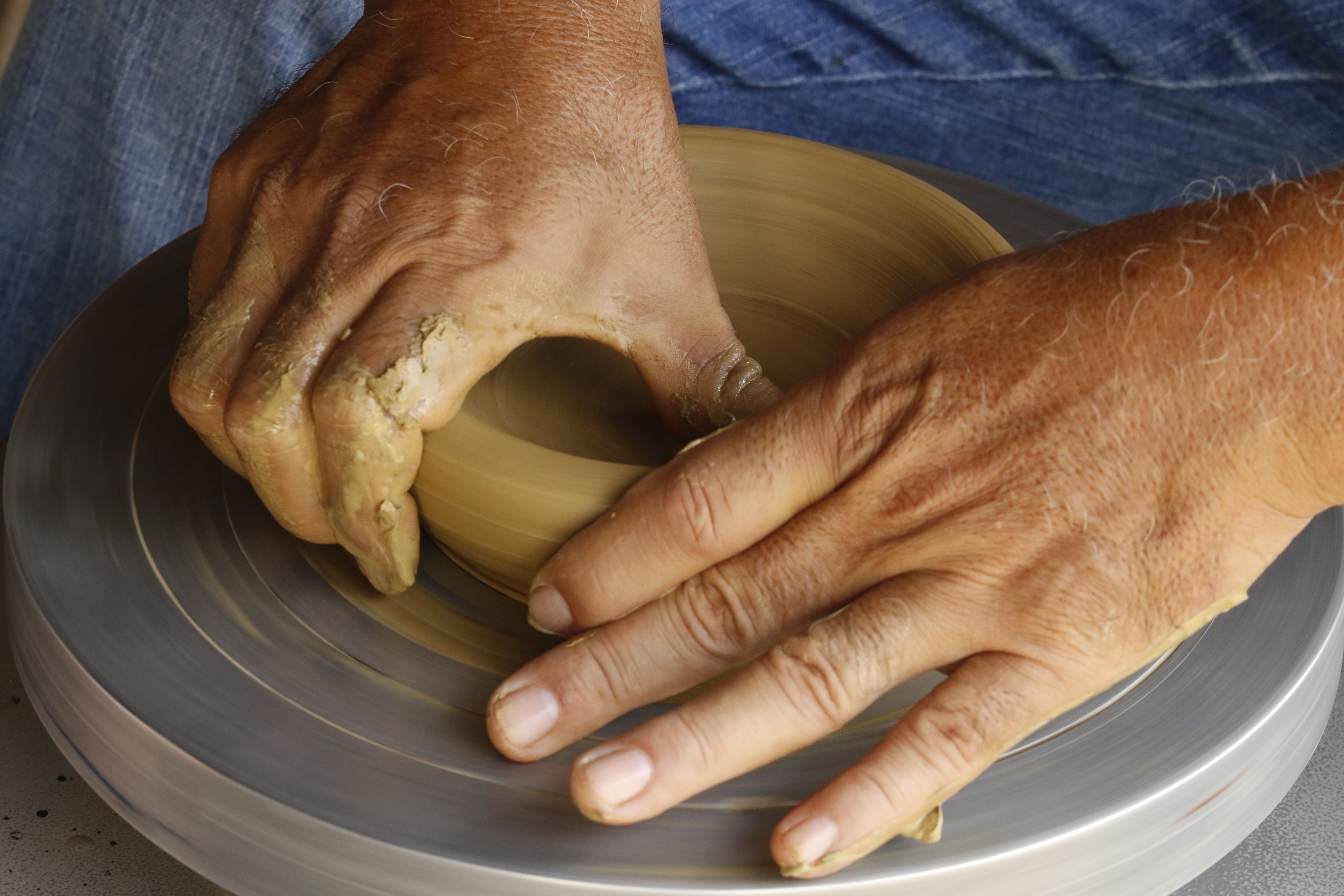 Moradores de Outeiro participam de oficina de modelagem em cerâmica