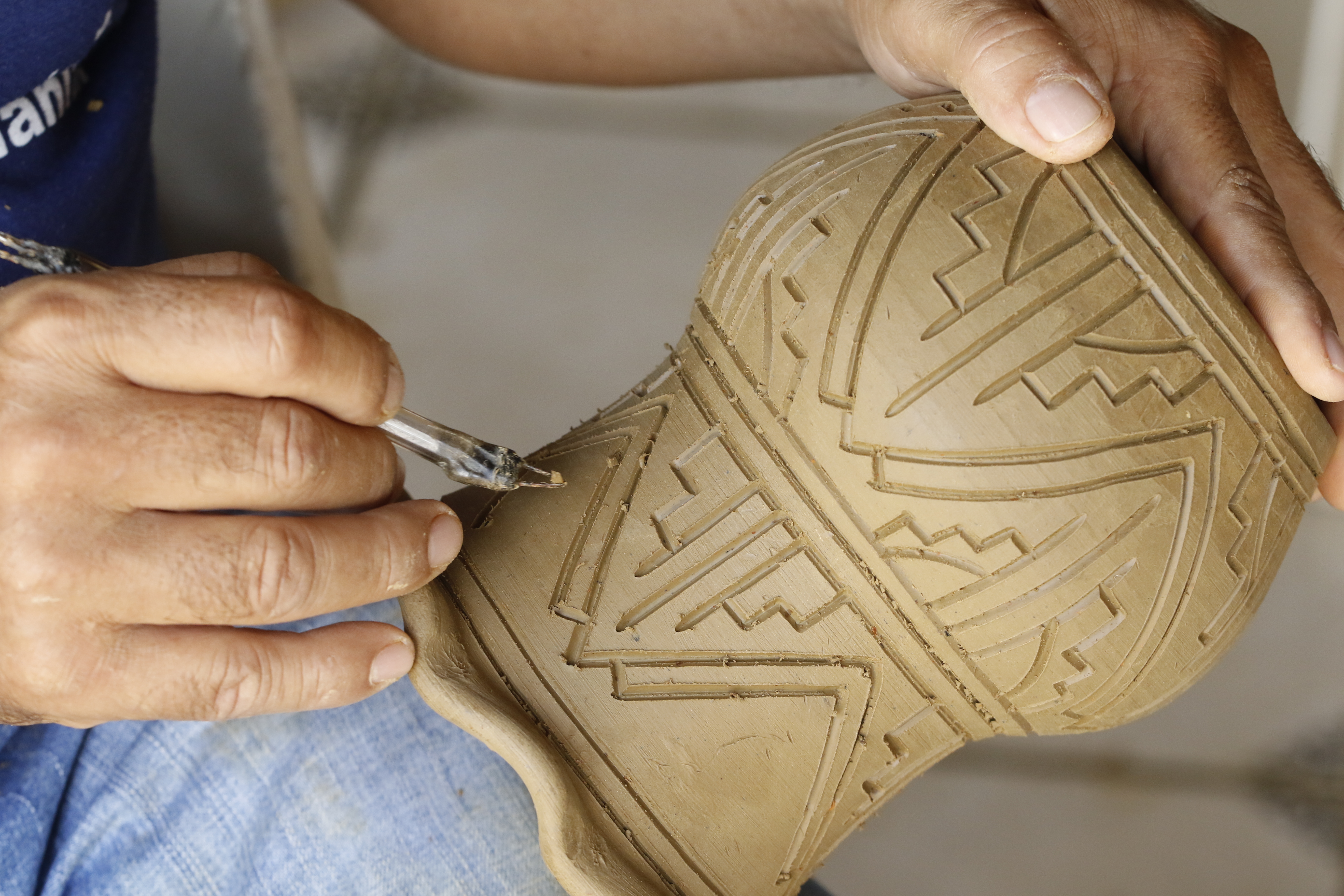 Moradores de Outeiro participam de oficina de modelagem em cerâmica