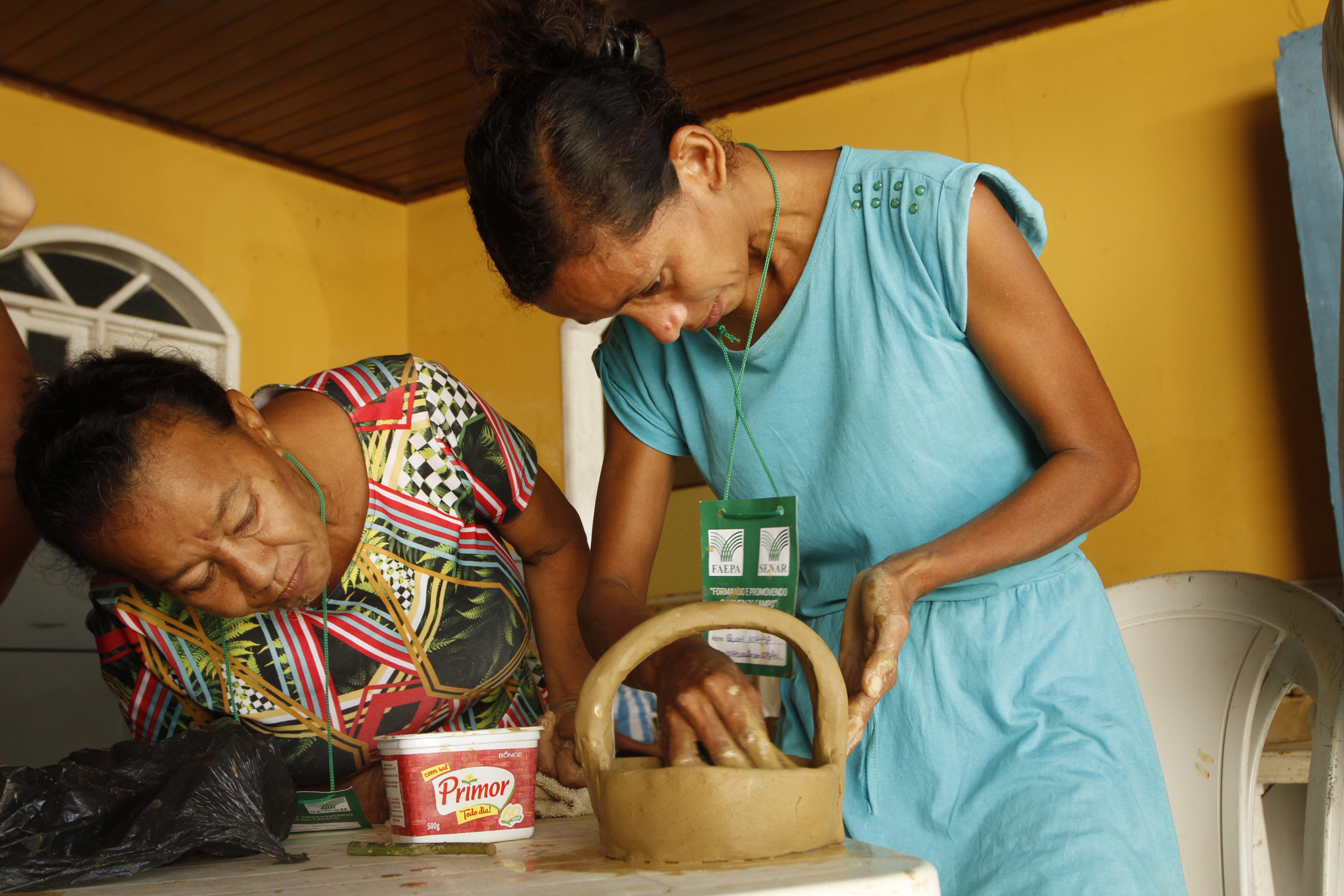 Moradores de Outeiro participam de oficina de modelagem em cerâmica