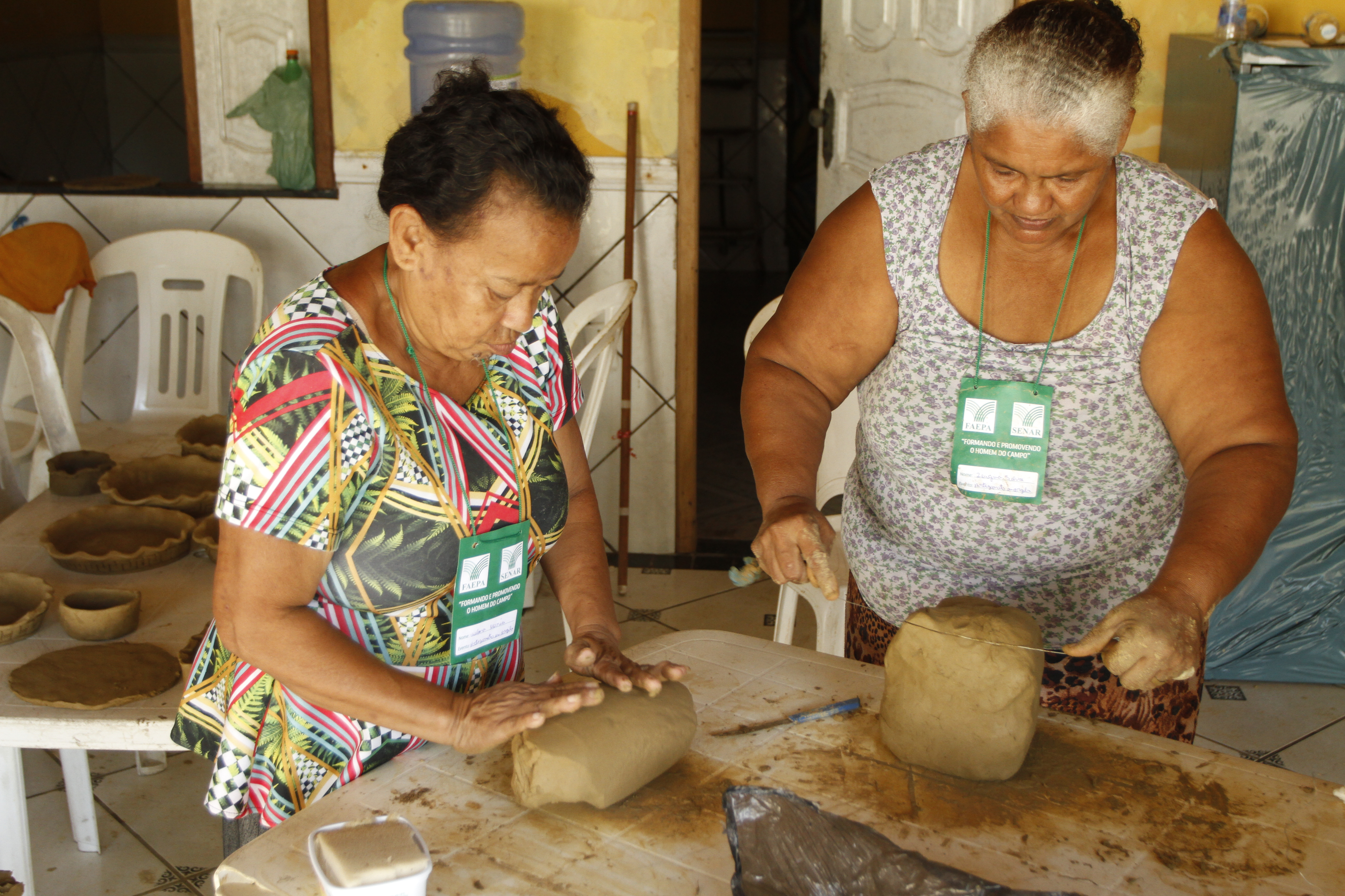 Moradores de Outeiro participam de oficina de modelagem em cerâmica