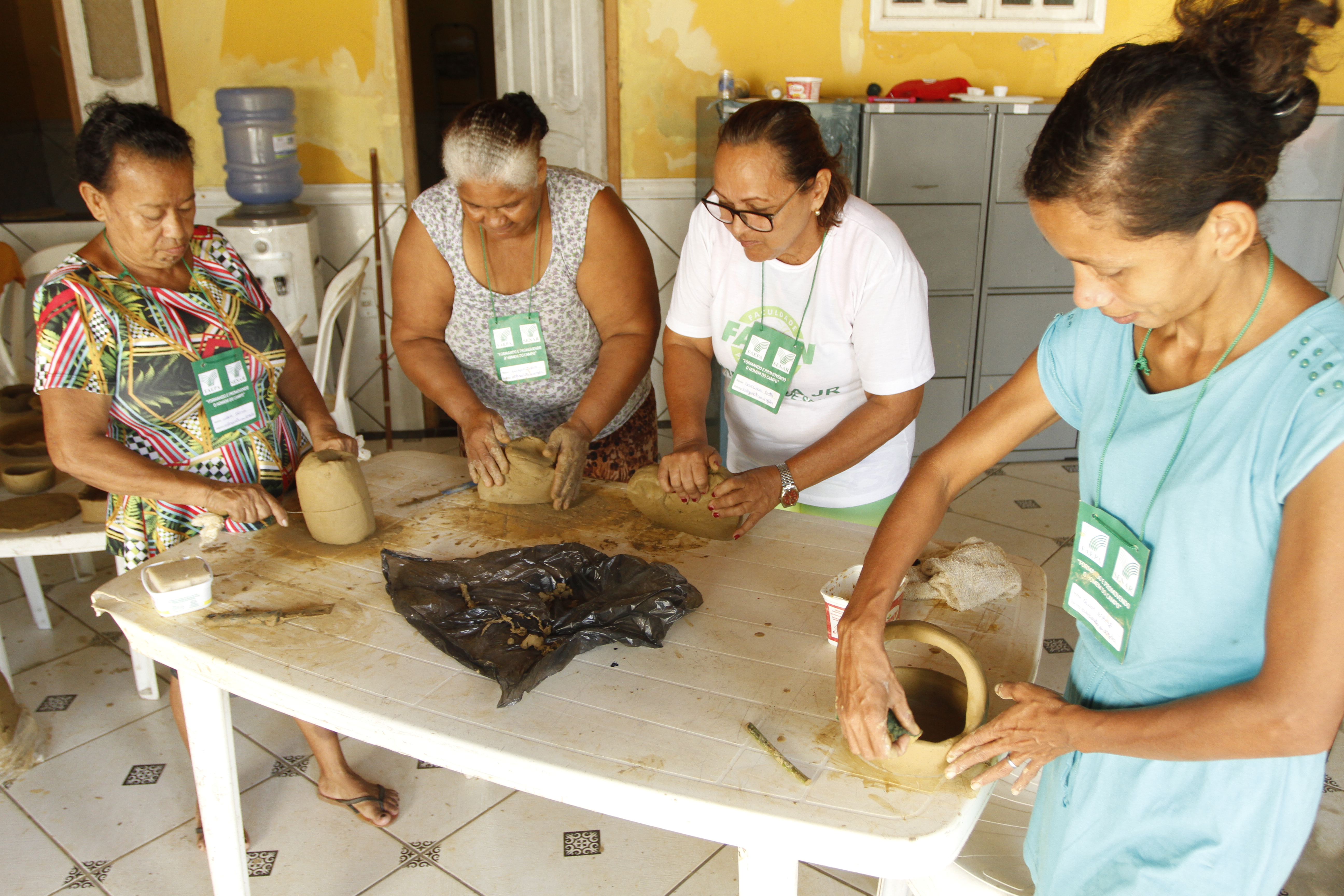 Moradores de Outeiro participam de oficina de modelagem em cerâmica