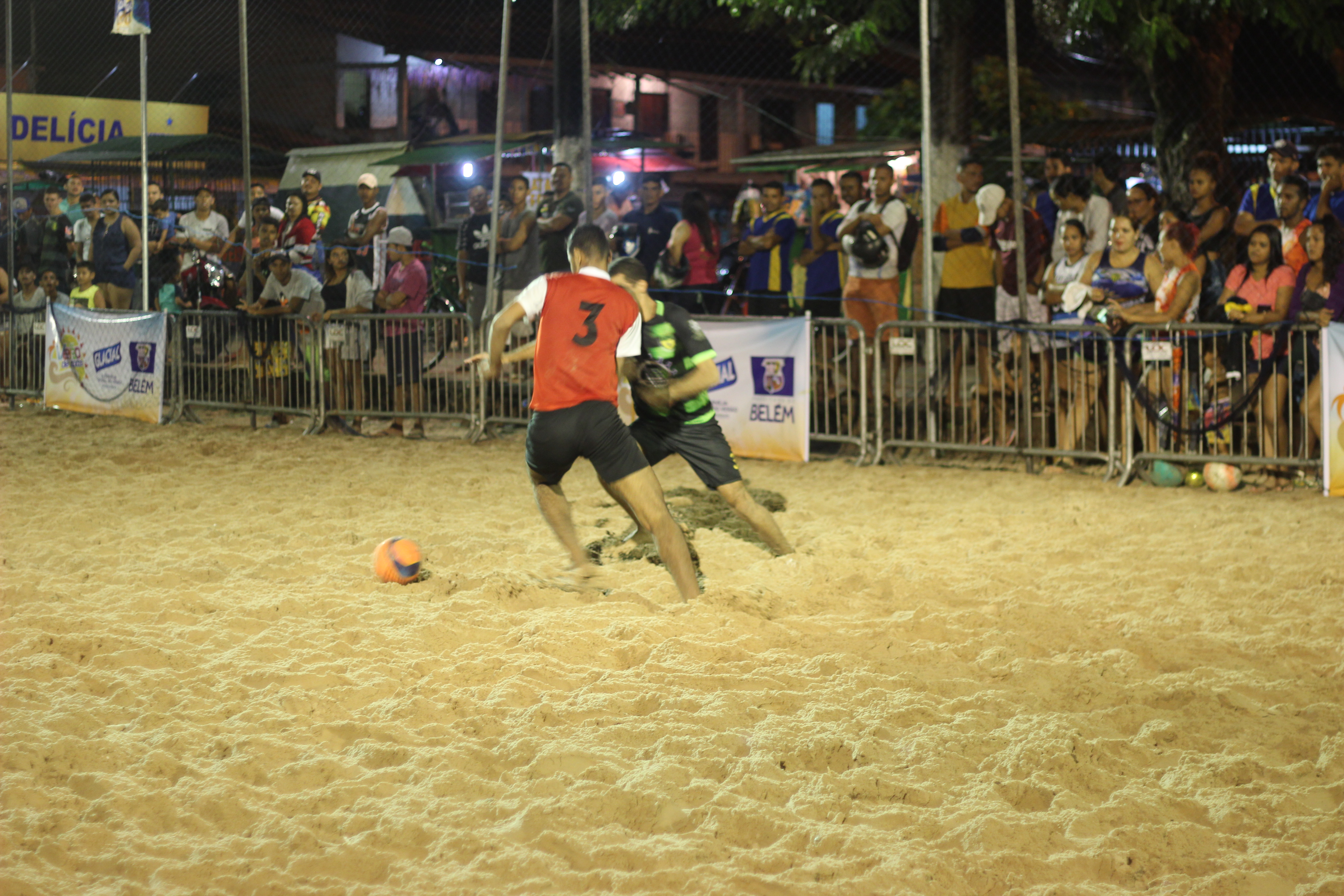 Torneio de futebol na praia Grande anima noites de verão em Outeiro