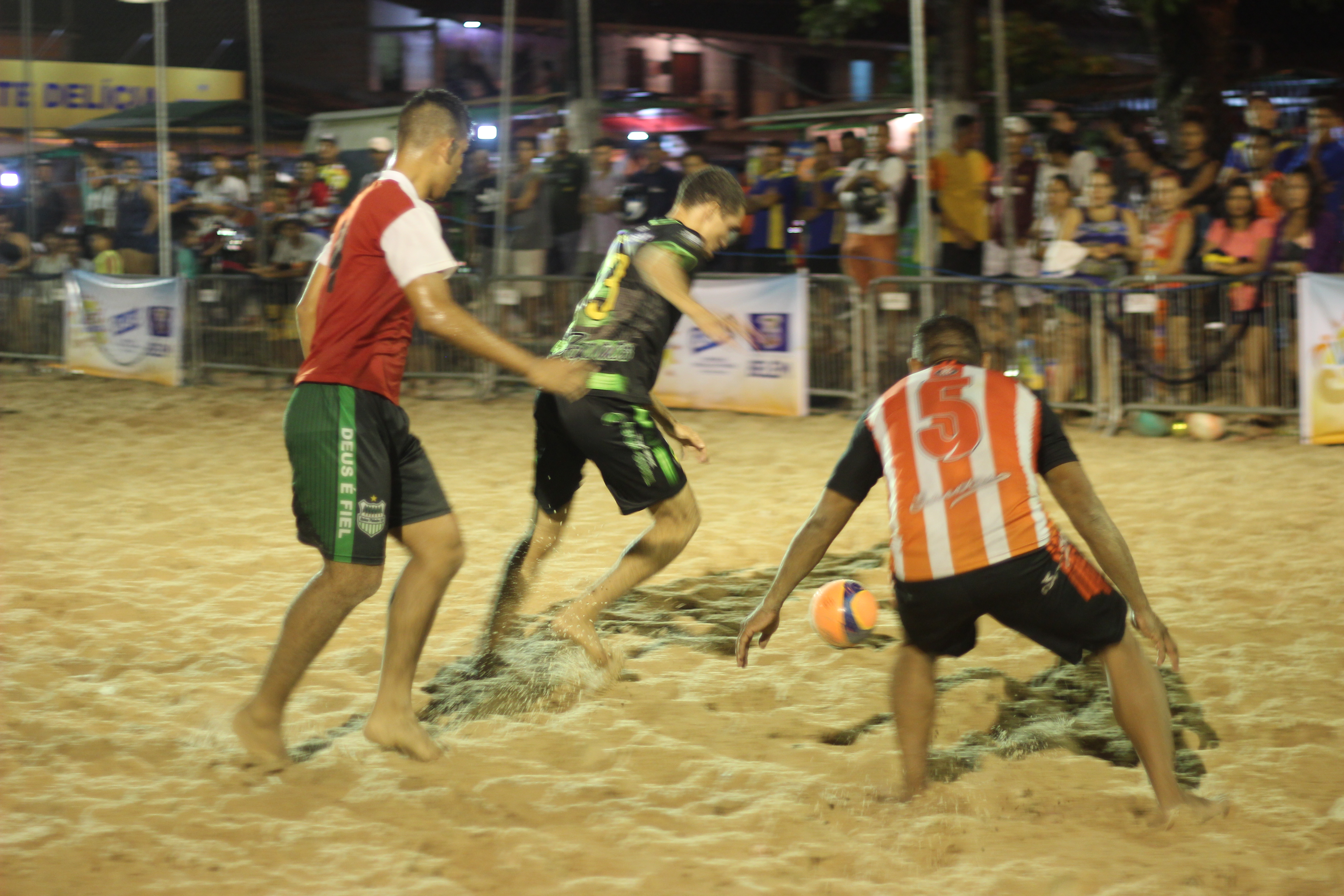 Torneio de futebol na praia Grande anima noites de verão em Outeiro