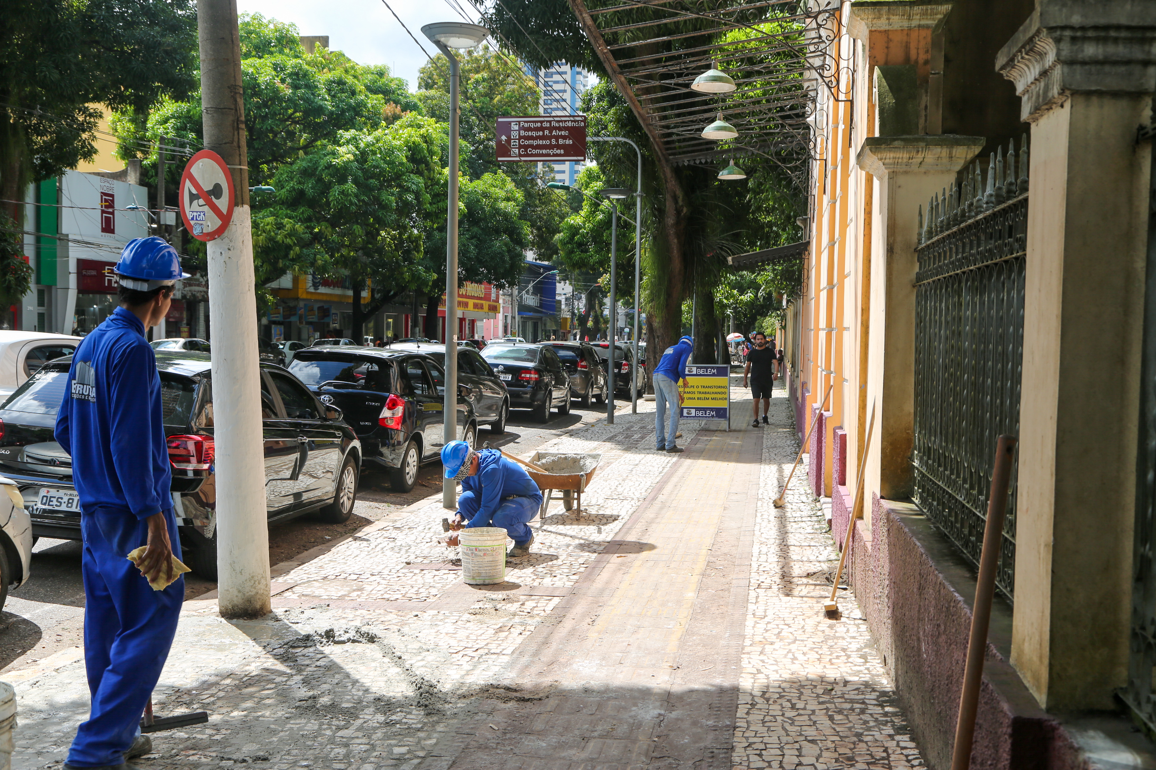 Prefeitura intensifica trabalho de manutenção de calçadas em Belém
