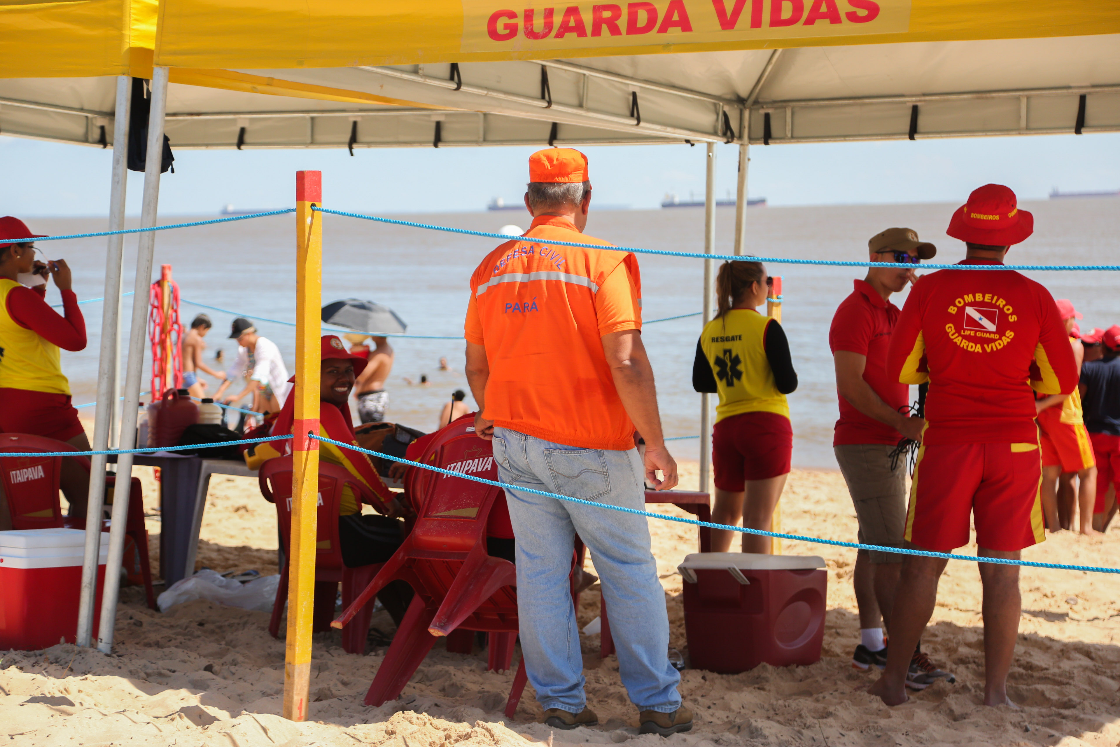 Defesa Civil Municipal intensifica ação de orientação a veranistas nas praias da capital
