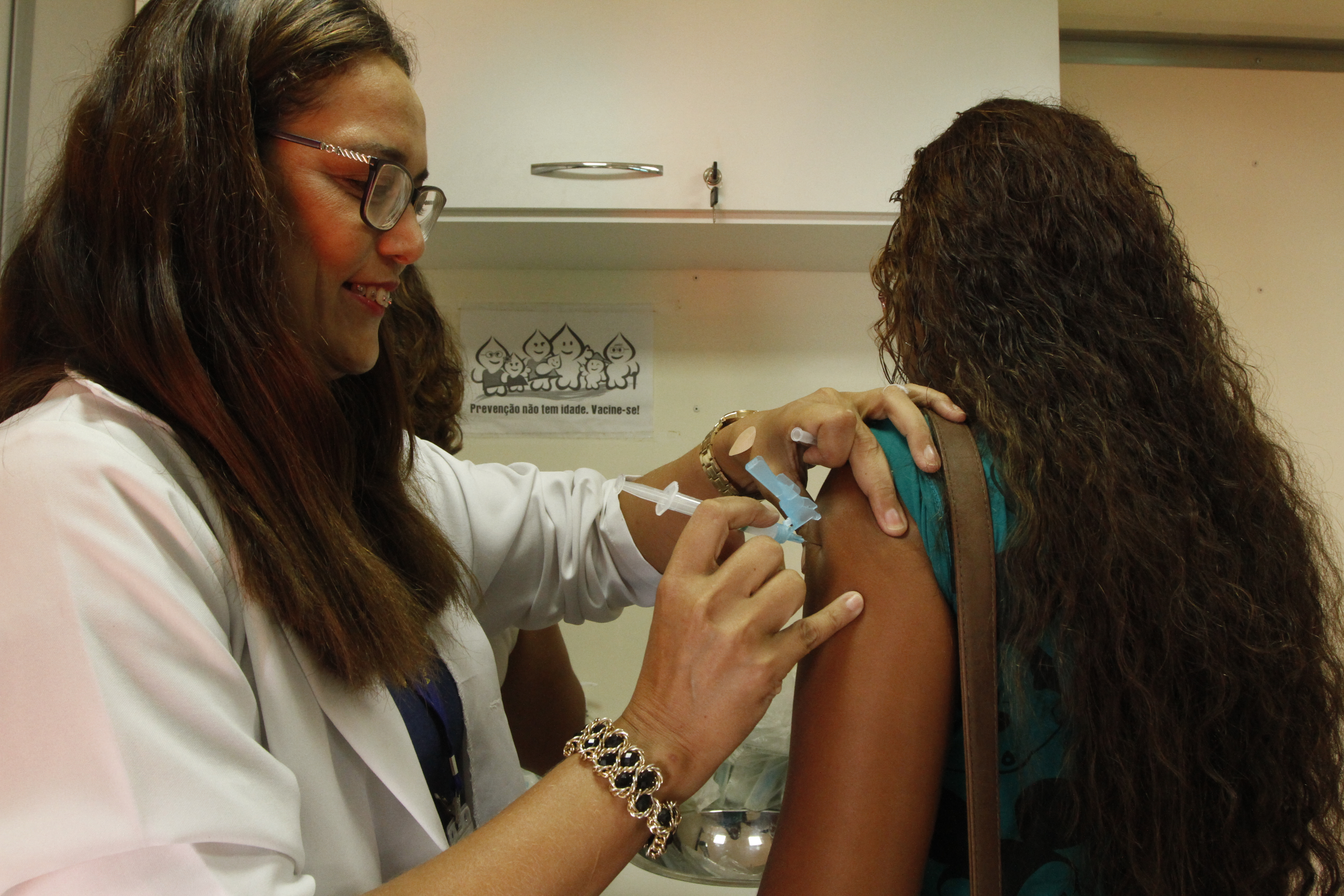 Reinauguração de praça e aquisição de veículo marcam abertura do Prefeitura no Bairro