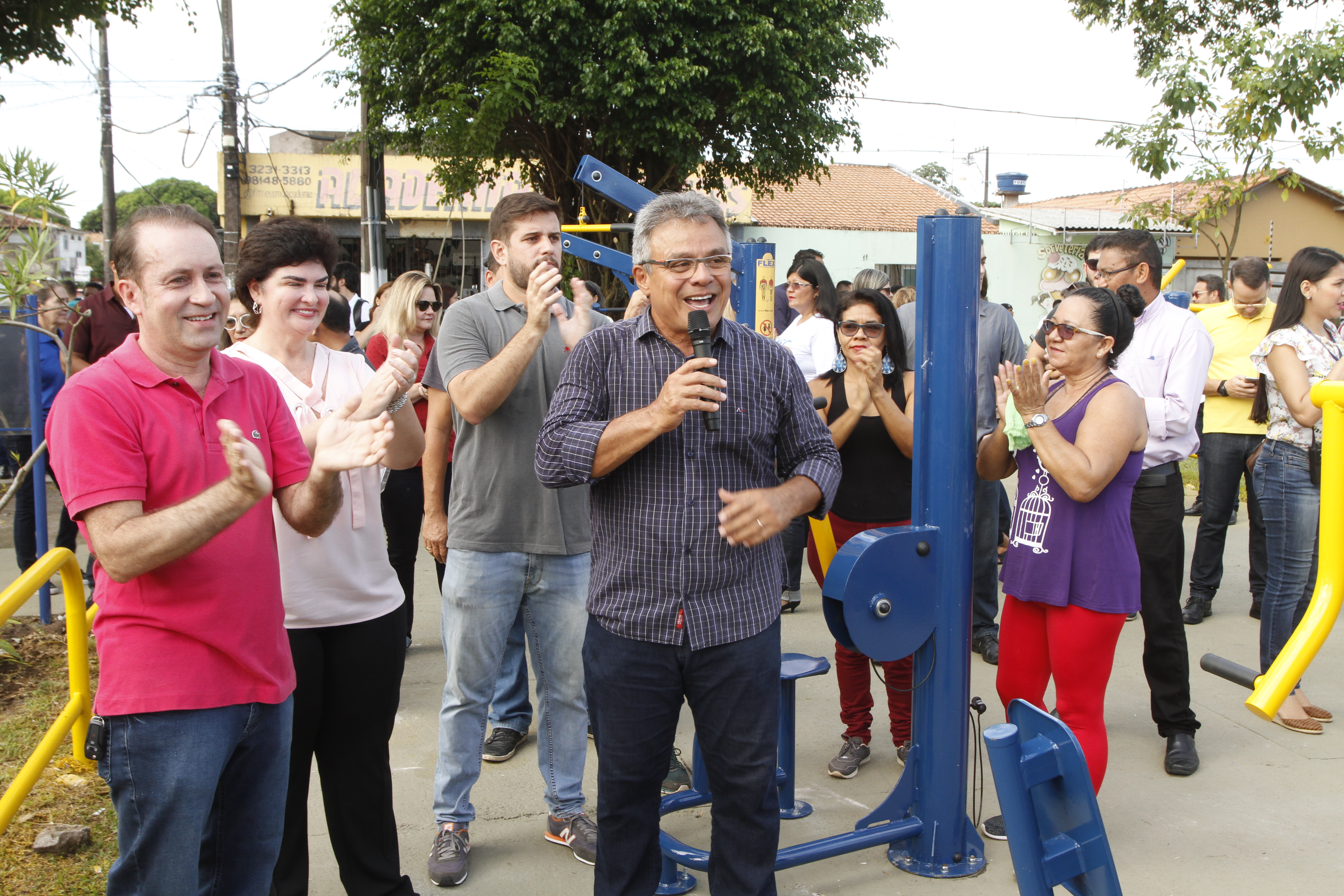 Reinauguração de praça e aquisição de veículo marcam abertura do Prefeitura no Bairro