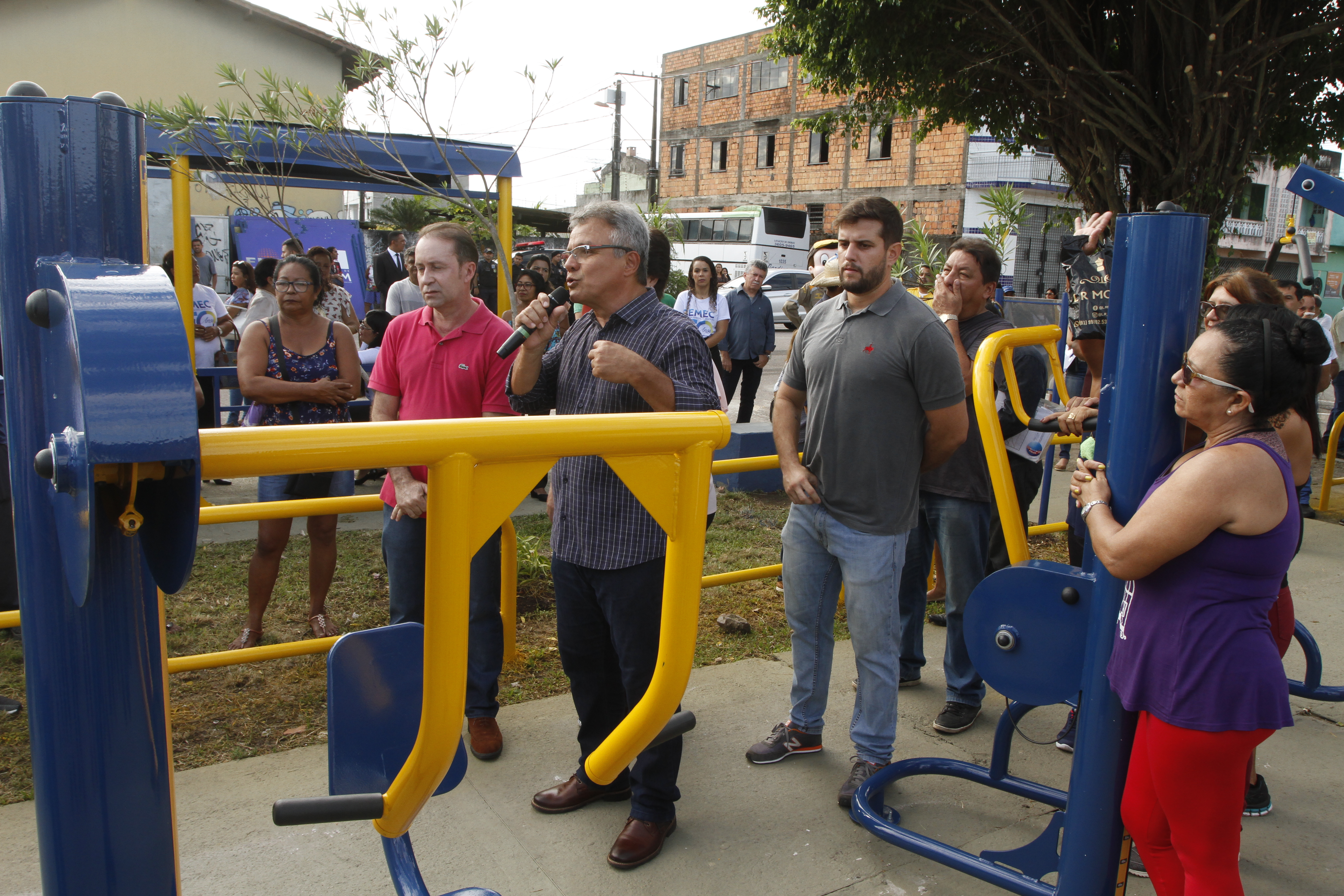 Reinauguração de praça e aquisição de veículo marcam abertura do Prefeitura no Bairro