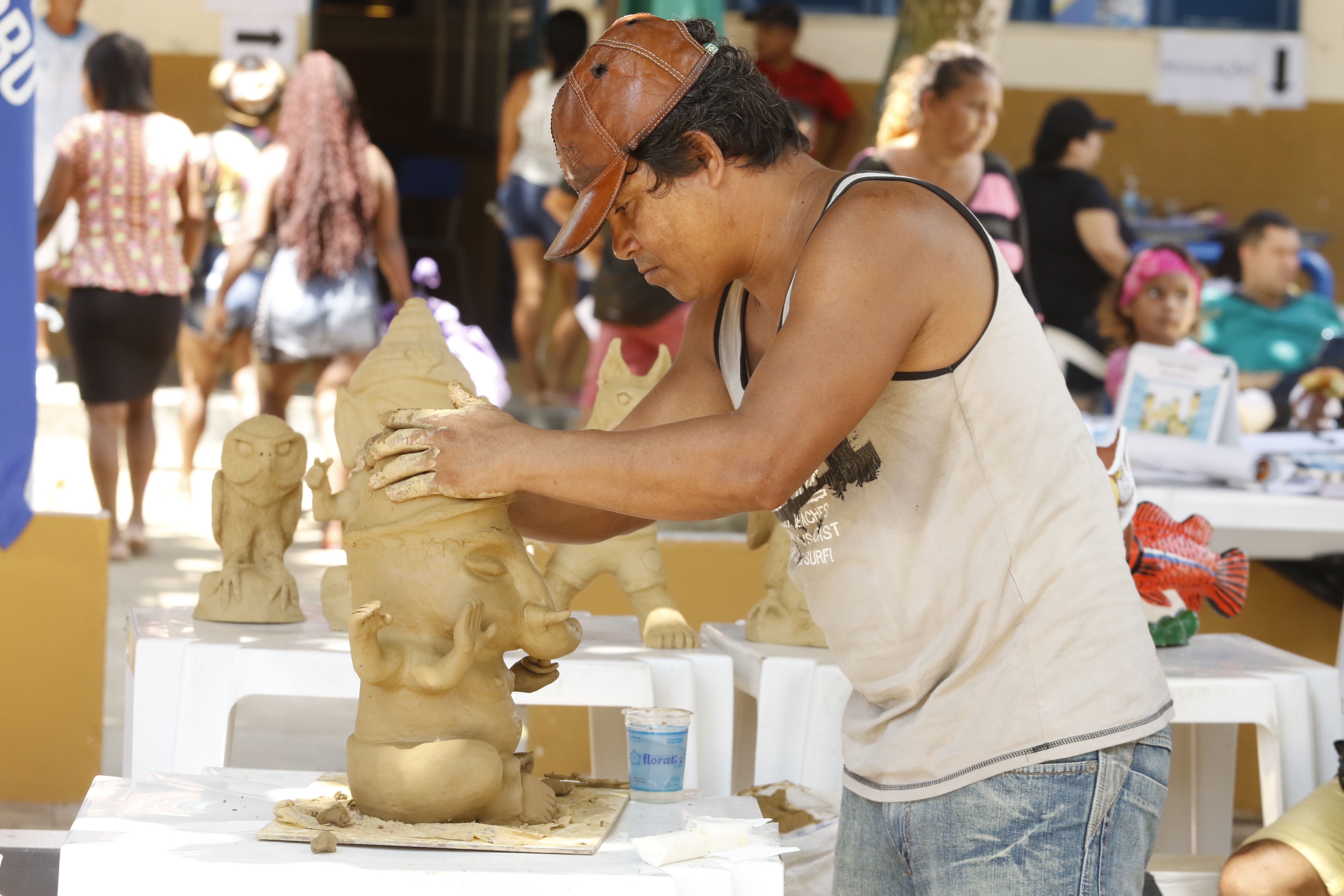 Reinauguração de praça e aquisição de veículo marcam abertura do Prefeitura no Bairro
