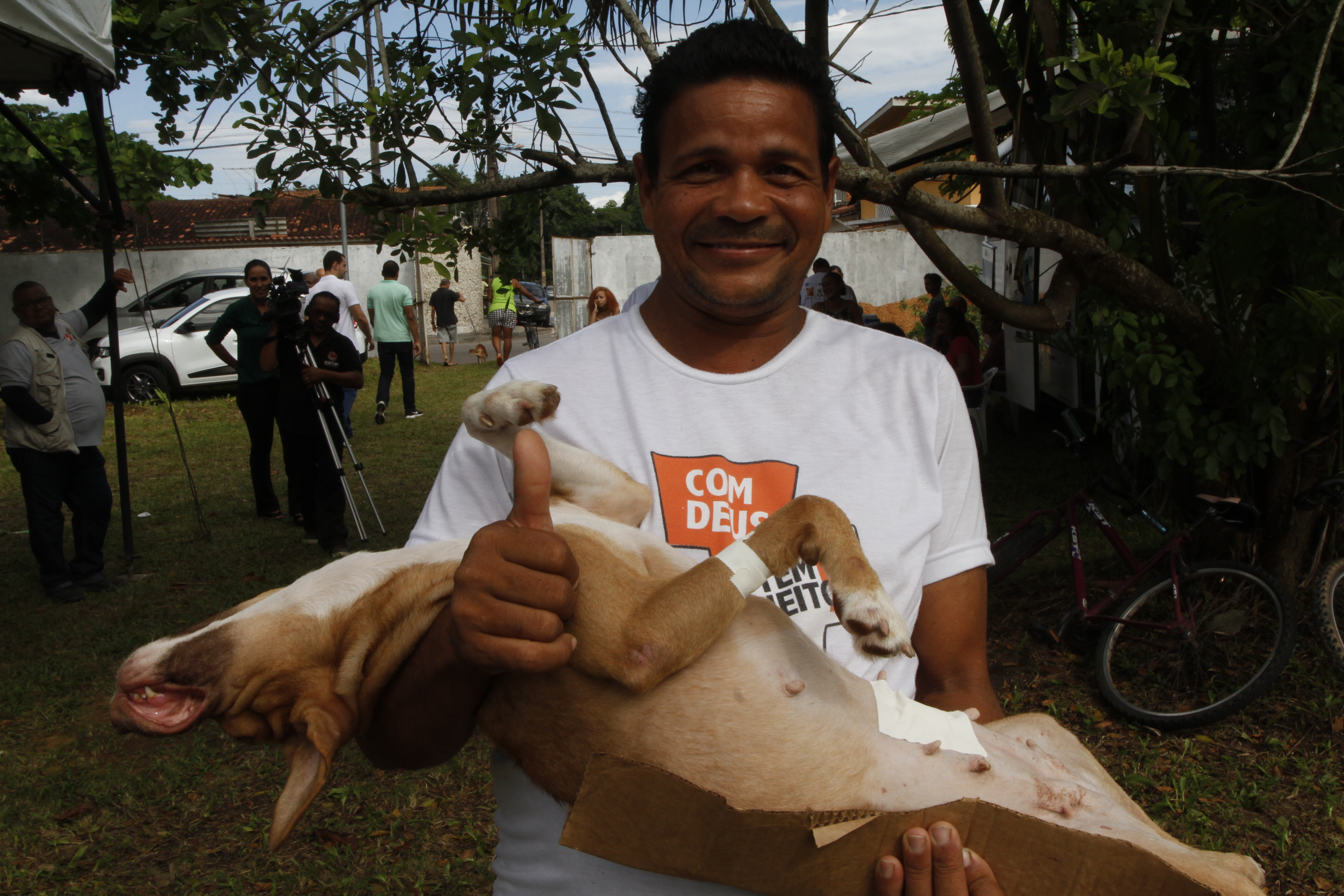 Reinauguração de praça e aquisição de veículo marcam abertura do Prefeitura no Bairro