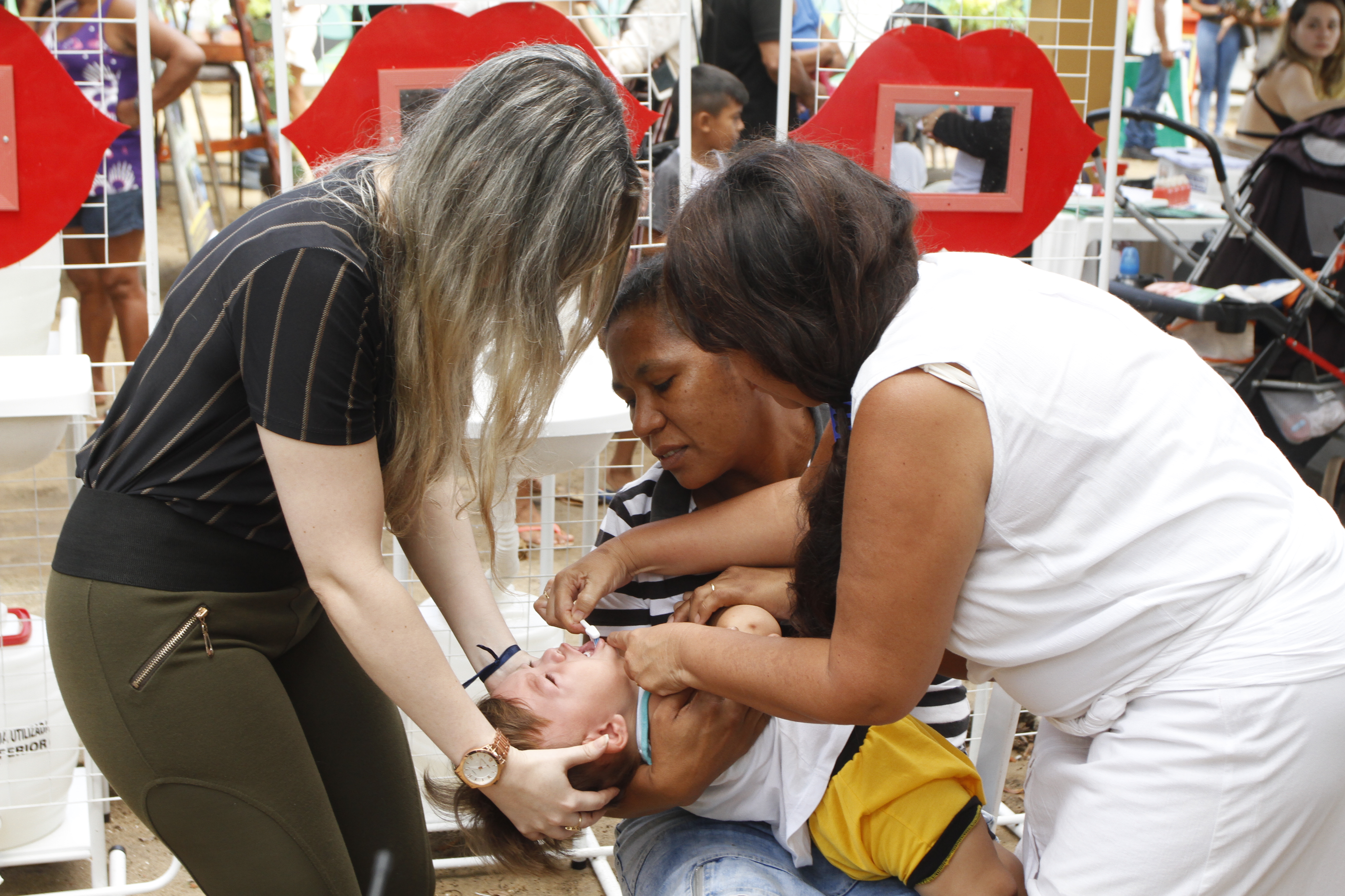 Reinauguração de praça e aquisição de veículo marcam abertura do Prefeitura no Bairro