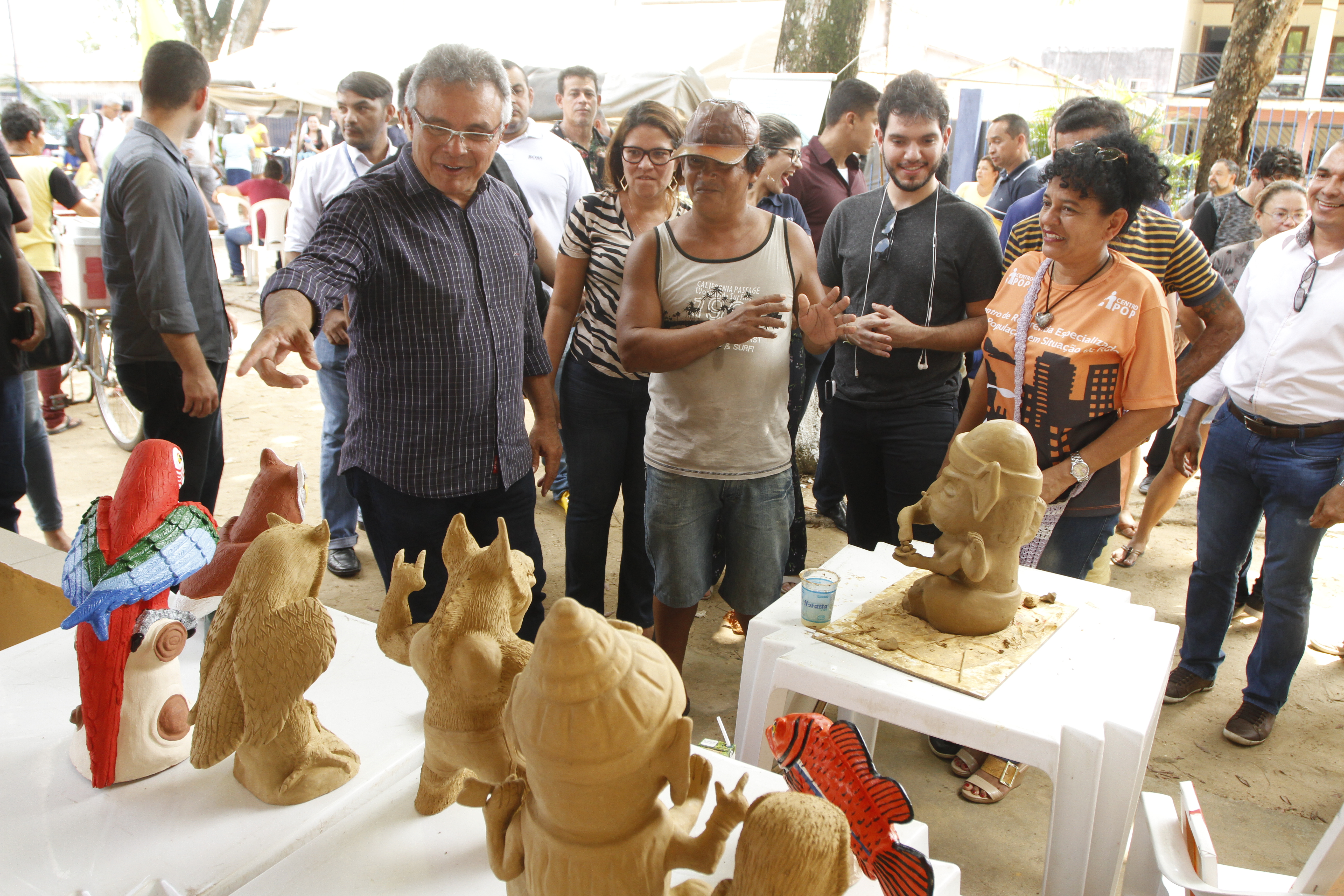 Reinauguração de praça e aquisição de veículo marcam abertura do Prefeitura no Bairro