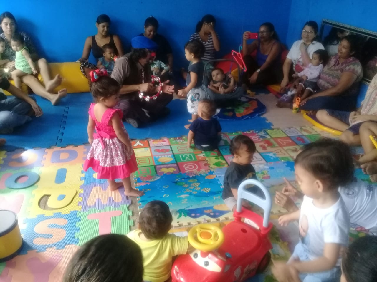 Pedagoga orienta pais de alunos da educação infantil na volta às aulas